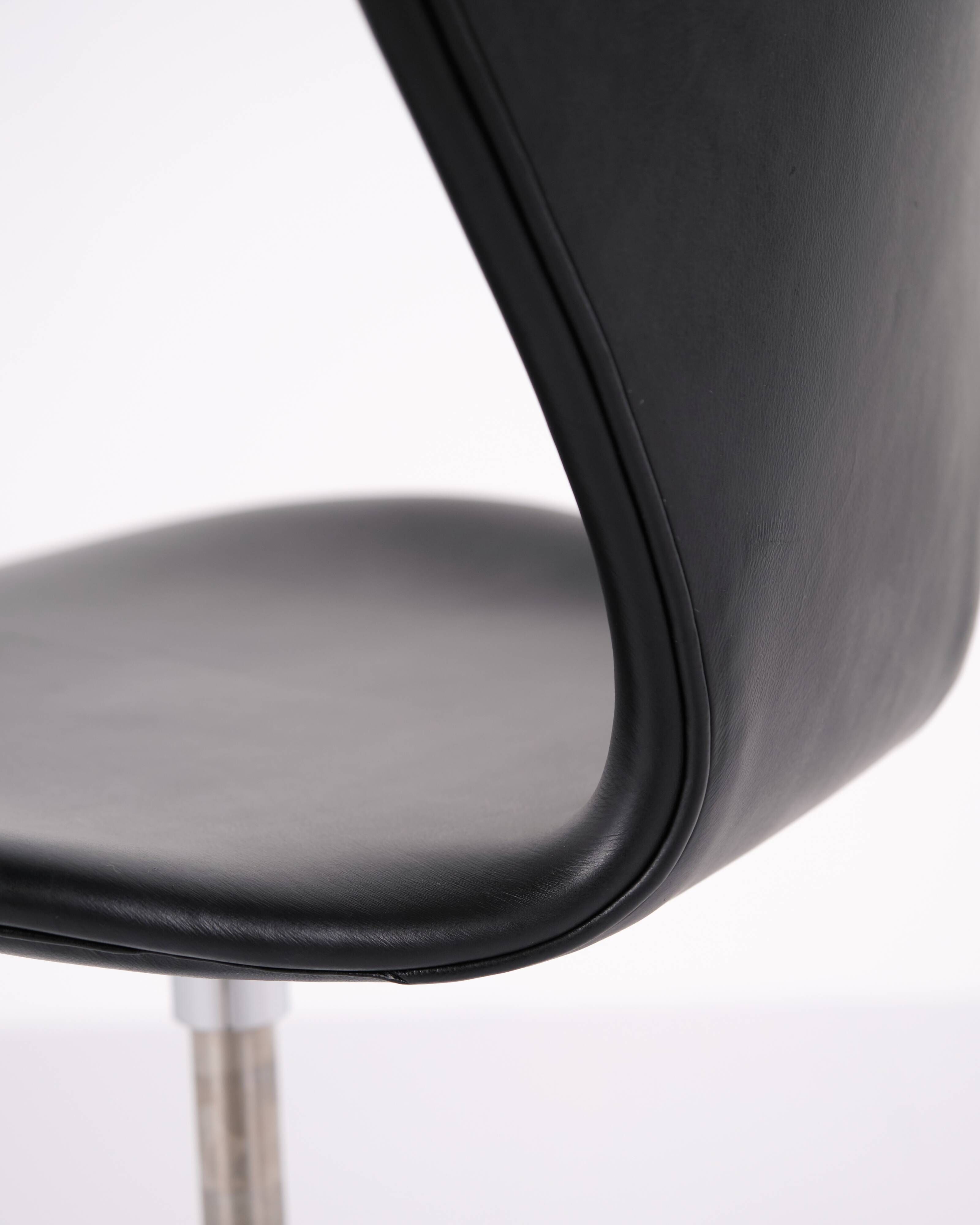 Seven office chair - Model 3117 - Black leather - Swivel function - Arne Jacobsen - Fritz Hansen