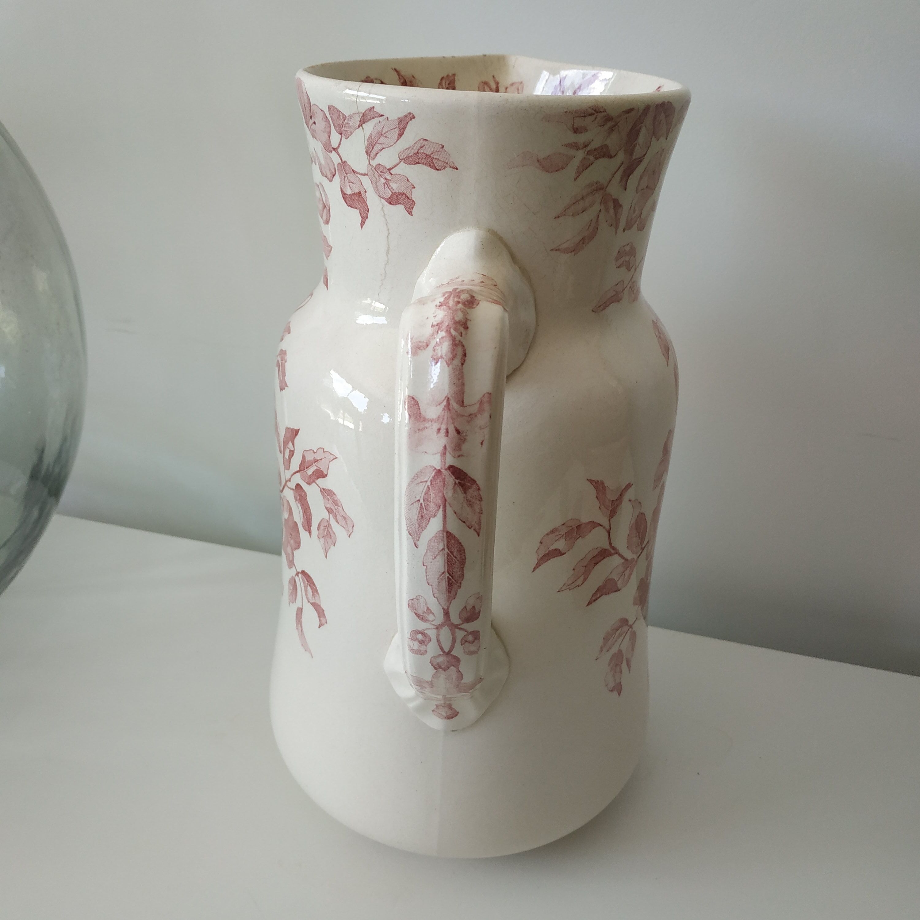 Broc en terre de fer au décor de jasmin