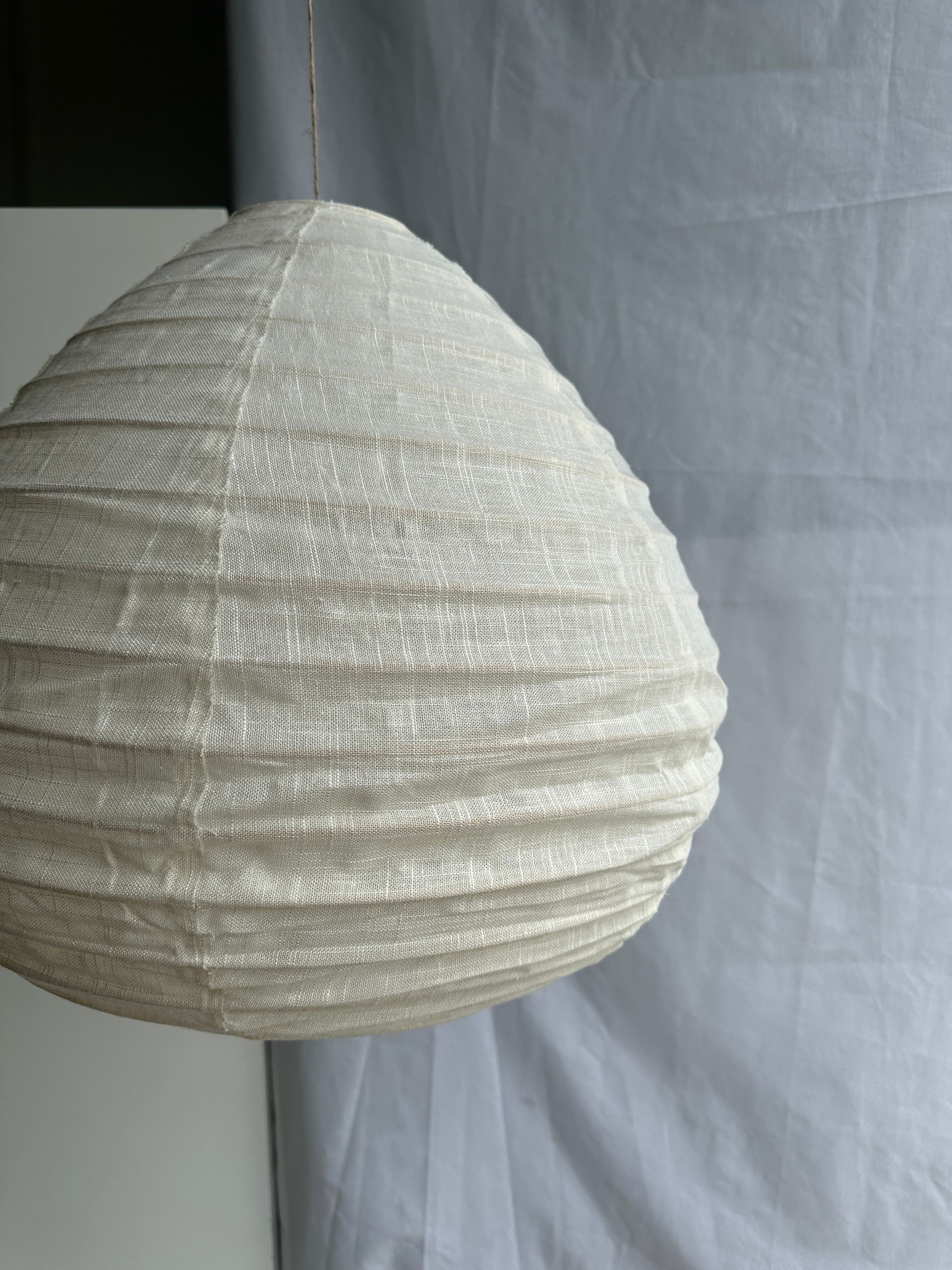Suspension in rattan and natural japanese linen in the shape of a drop