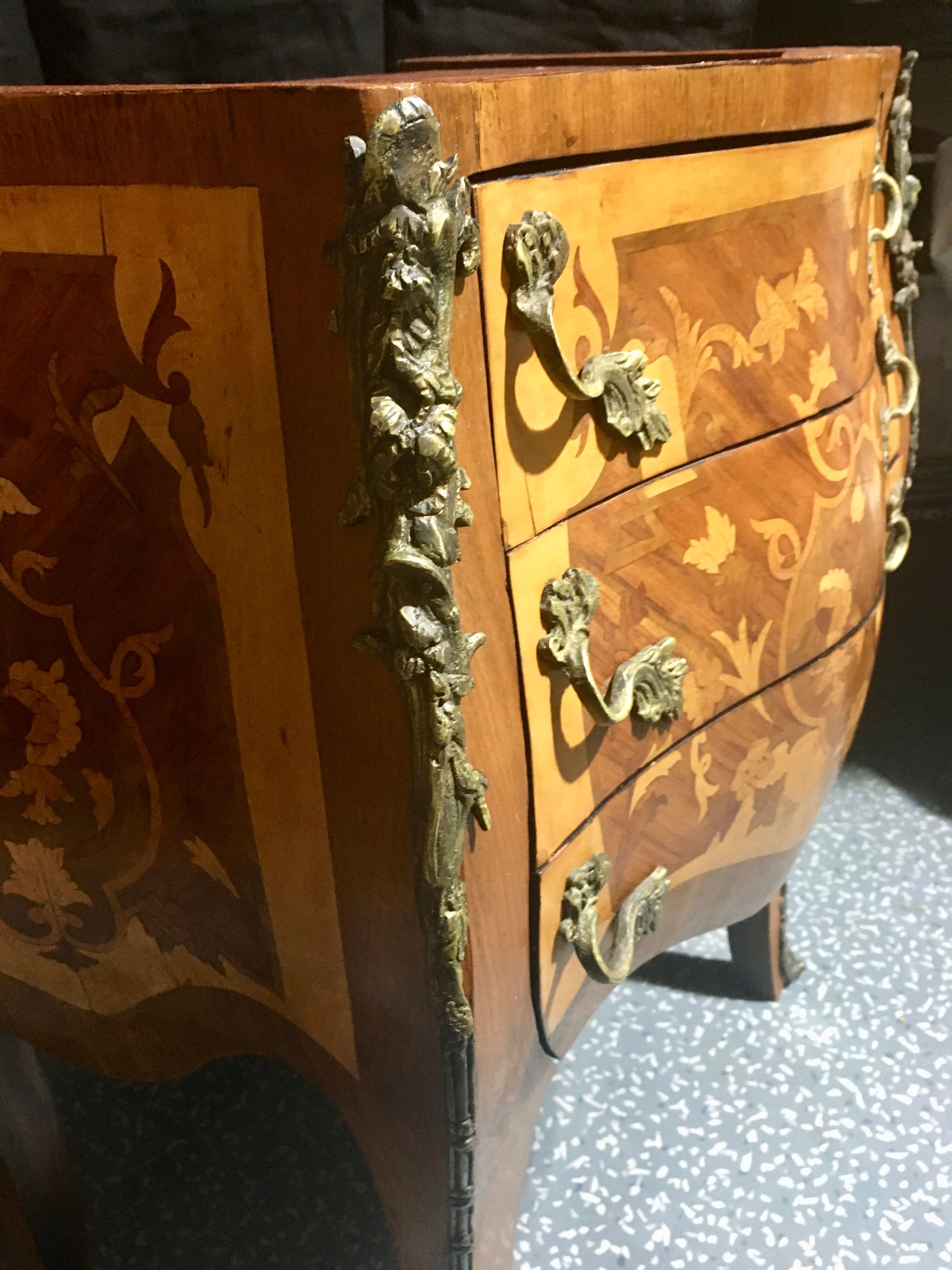 Curved commodus, tomb, Louis XV style, in marquetry, 3 drawers