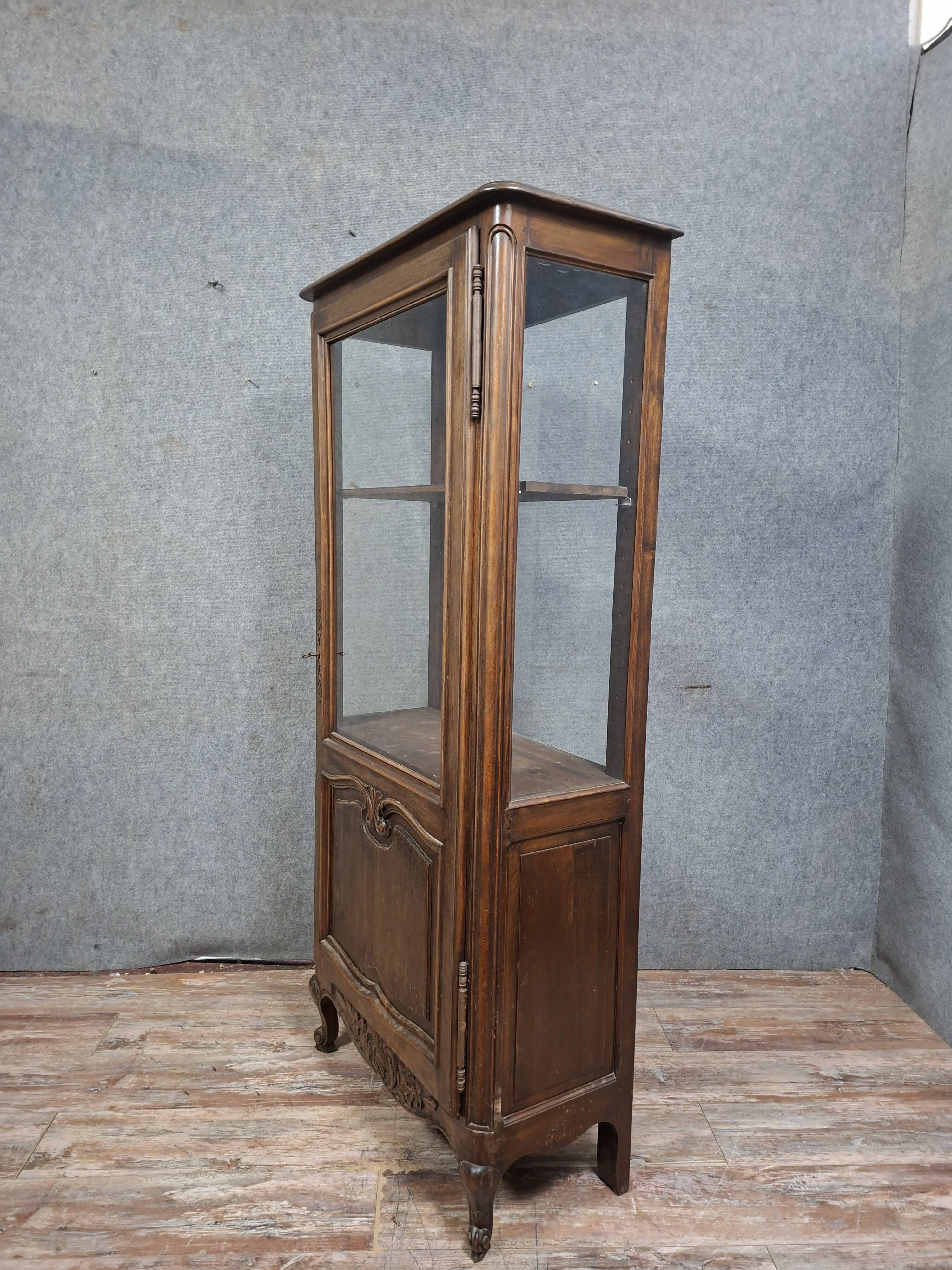 Vitrine de style Louis XV en noyer, travail français milieu du XXe siècle