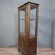 Vitrine de style Louis XV en noyer, travail français milieu du XXe siècle
