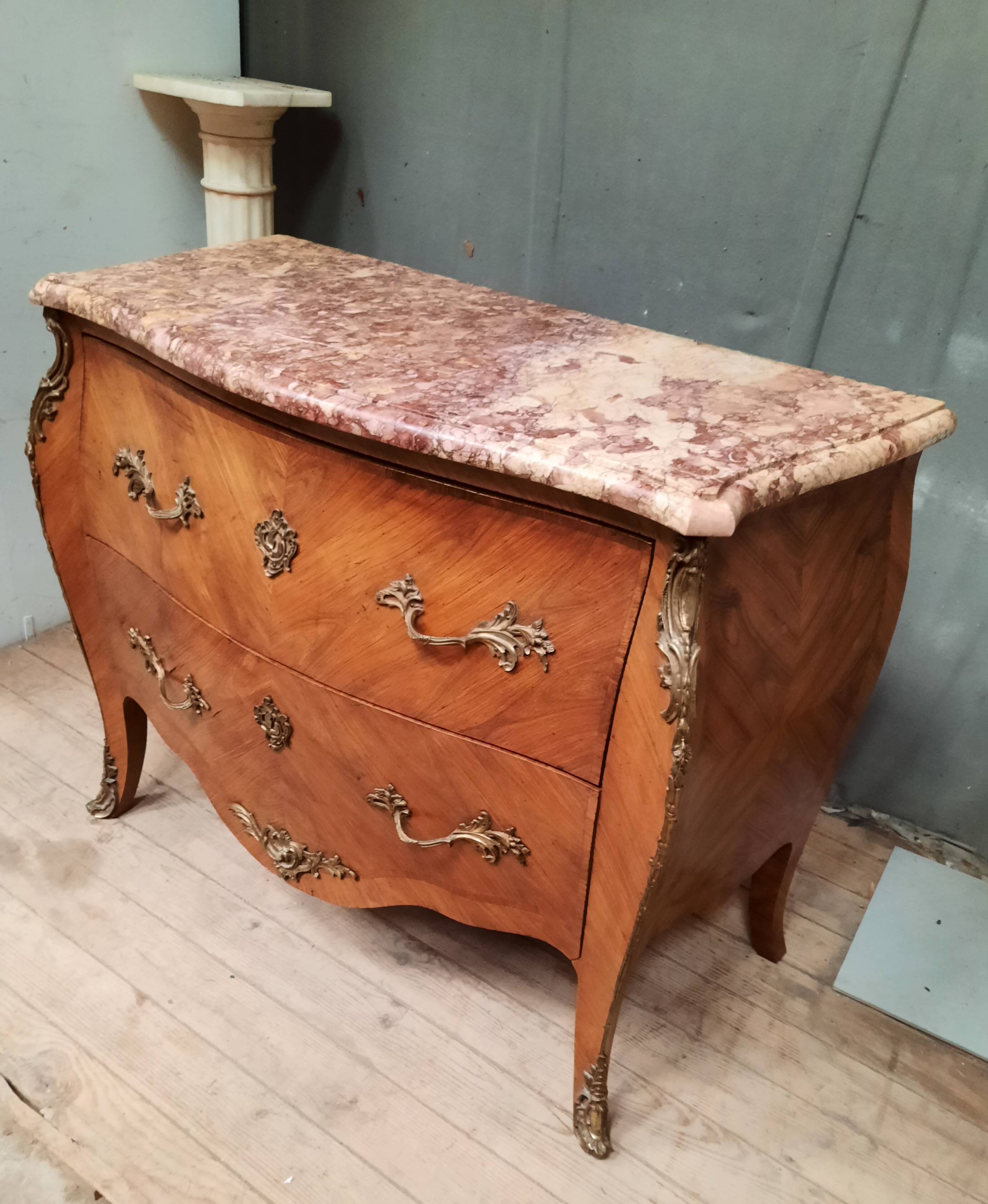 Louis XV style chest of drawers in veneer