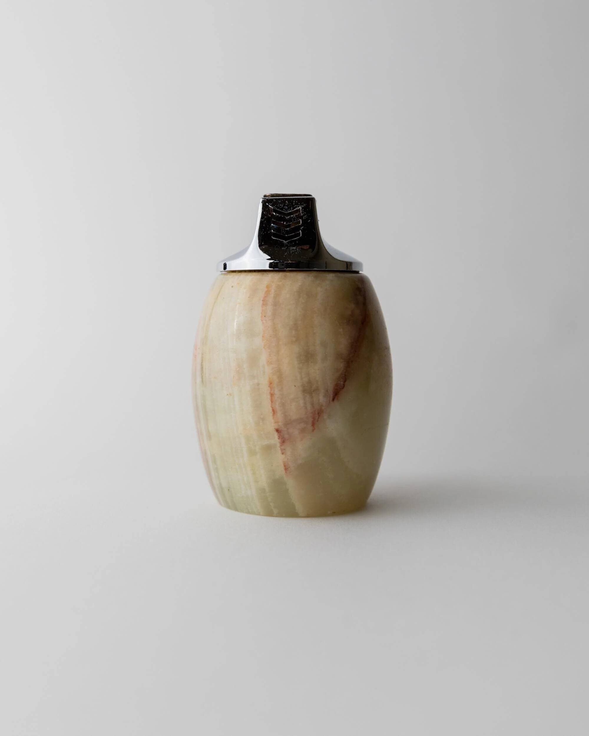 Vintage table lighter in alabaster from the 1960s, Piezo Italy, green beige stone.