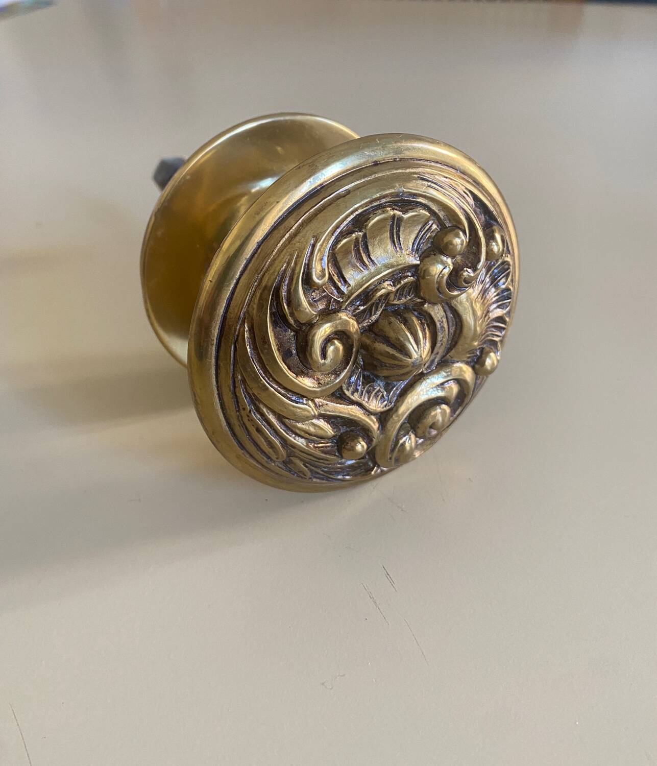 Entrance door pull handle in solid brass