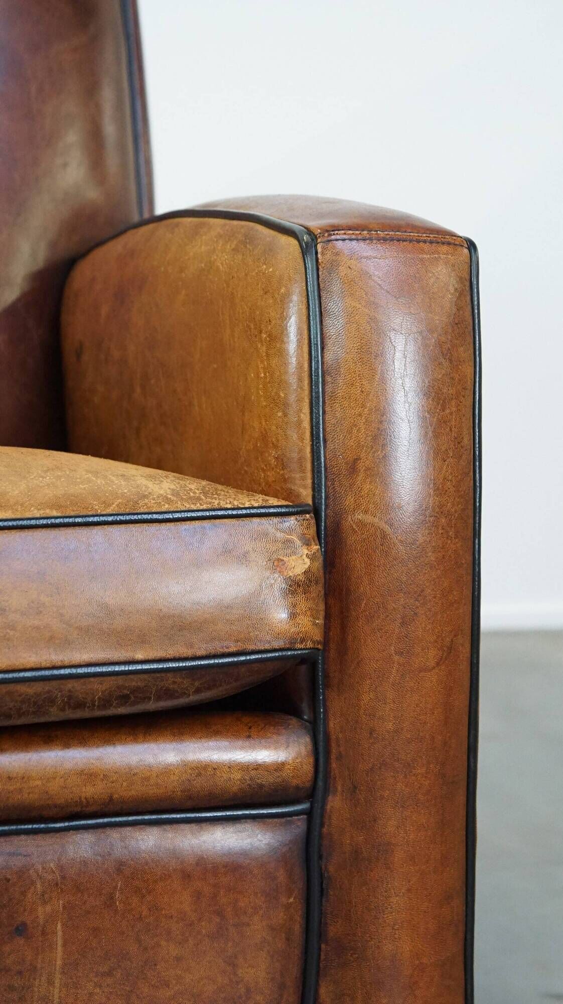 Set of 2 characterful, comfortable armchairs made of sheepskin leather with a sleek Art Deco design