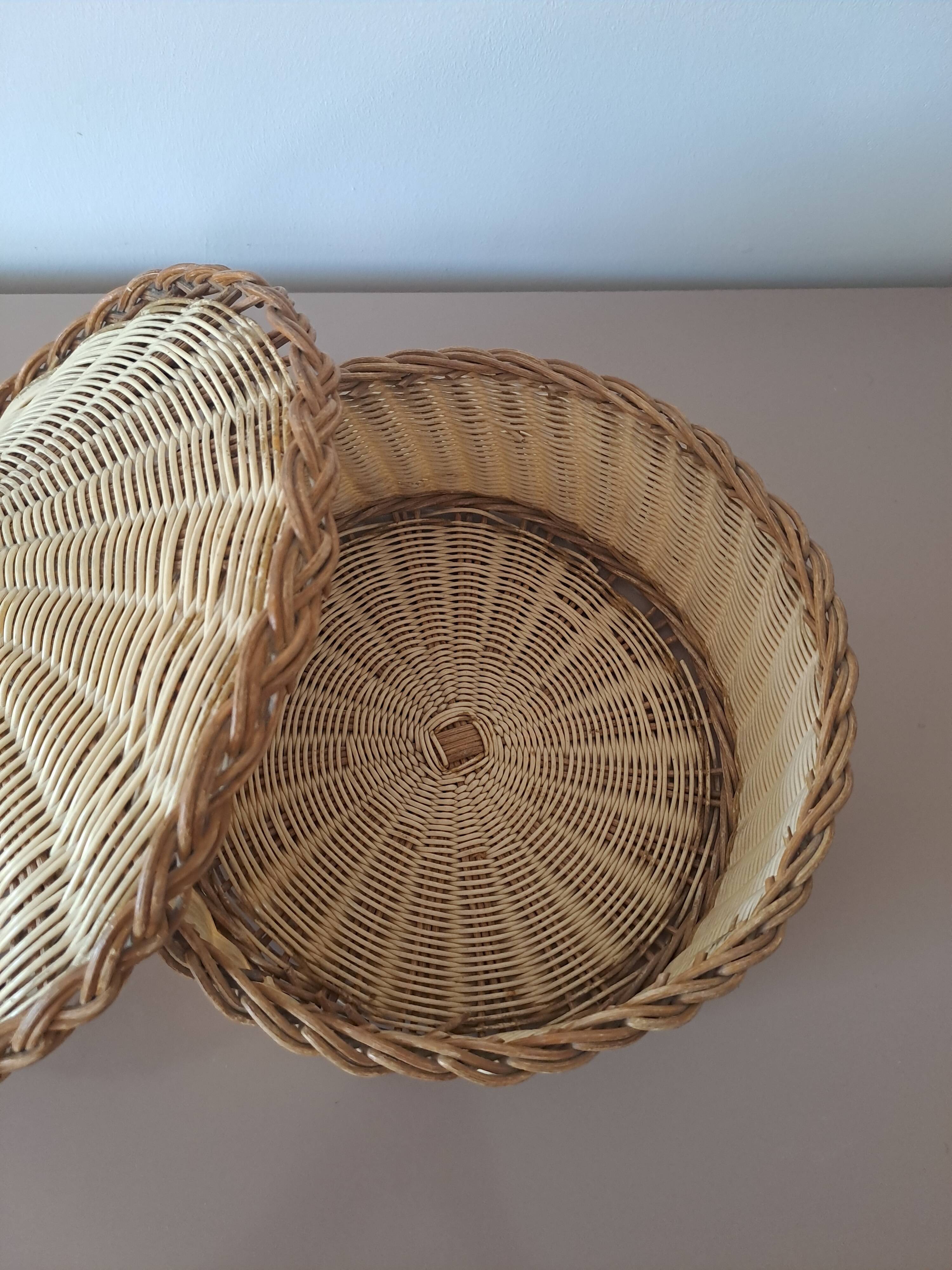Vintage woven wicker basket with lid - Natural crafts