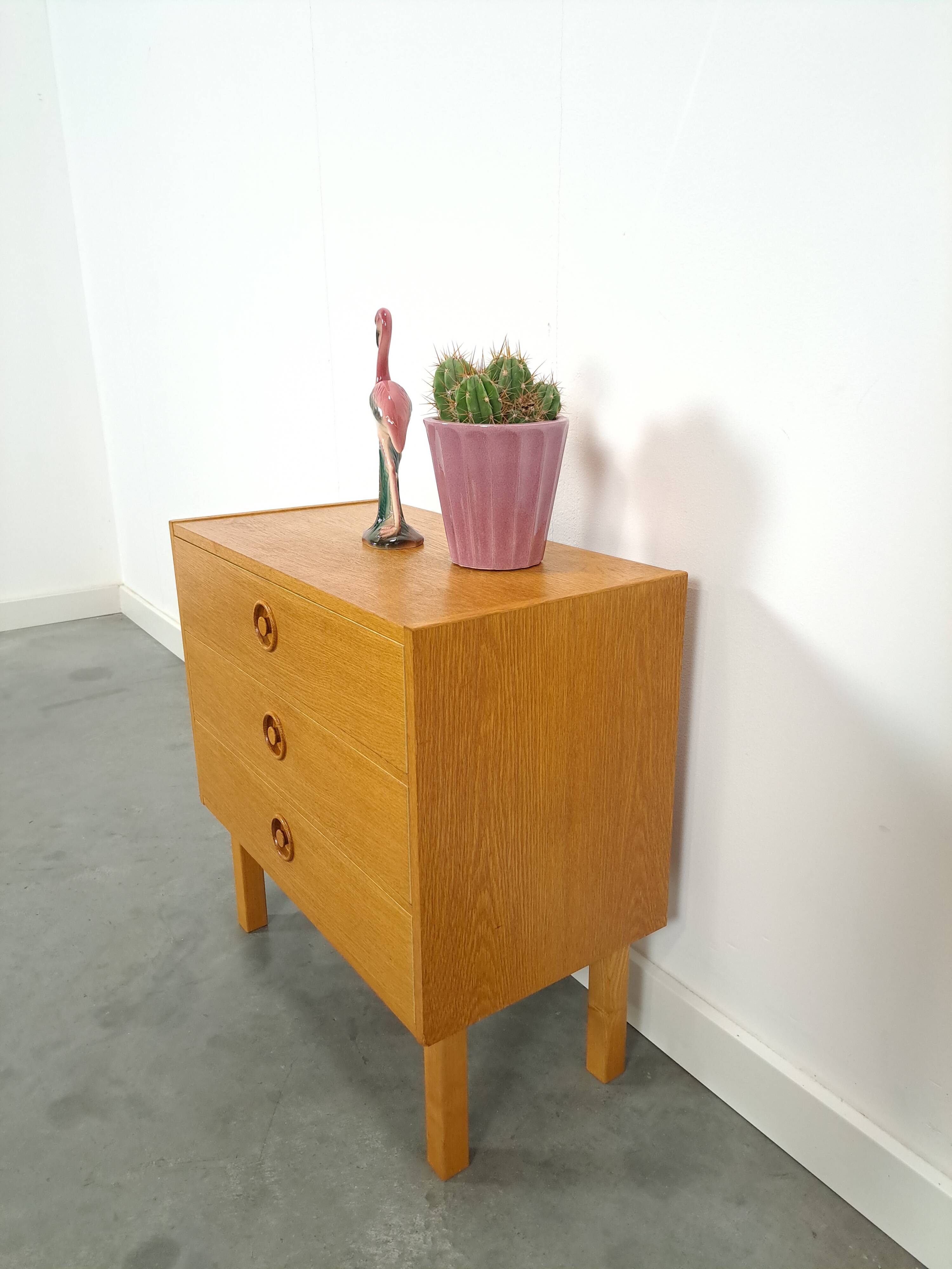 Commode en placage avec poignées rondes de Suède