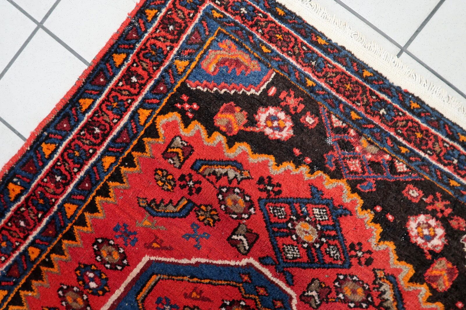Vintage 1930s Persian Hamadan rug, geometric medallion, 105cm x 143cm (3'5" x 4'8") - 1C1276