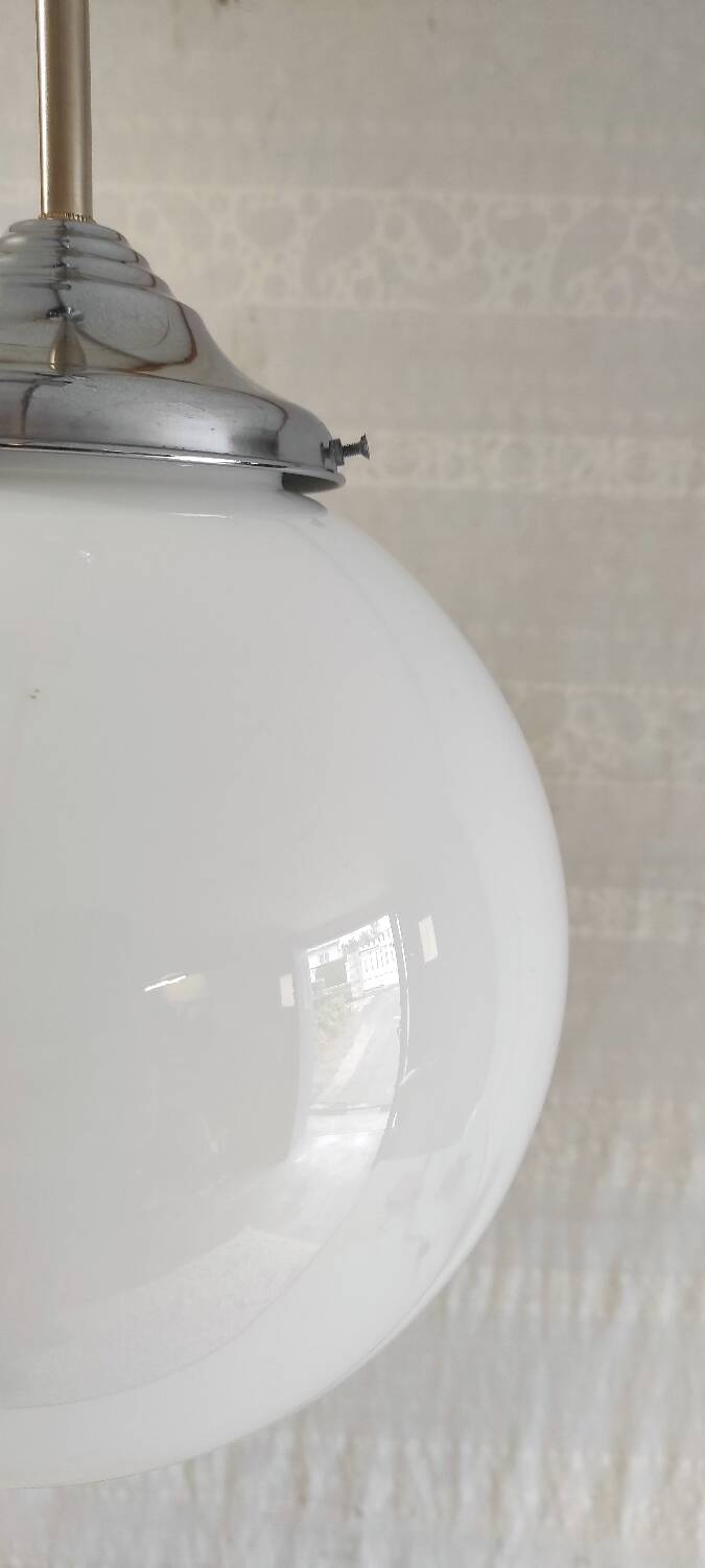 Suspension Bauhaus globe opaline et métal chromé - années 50/60