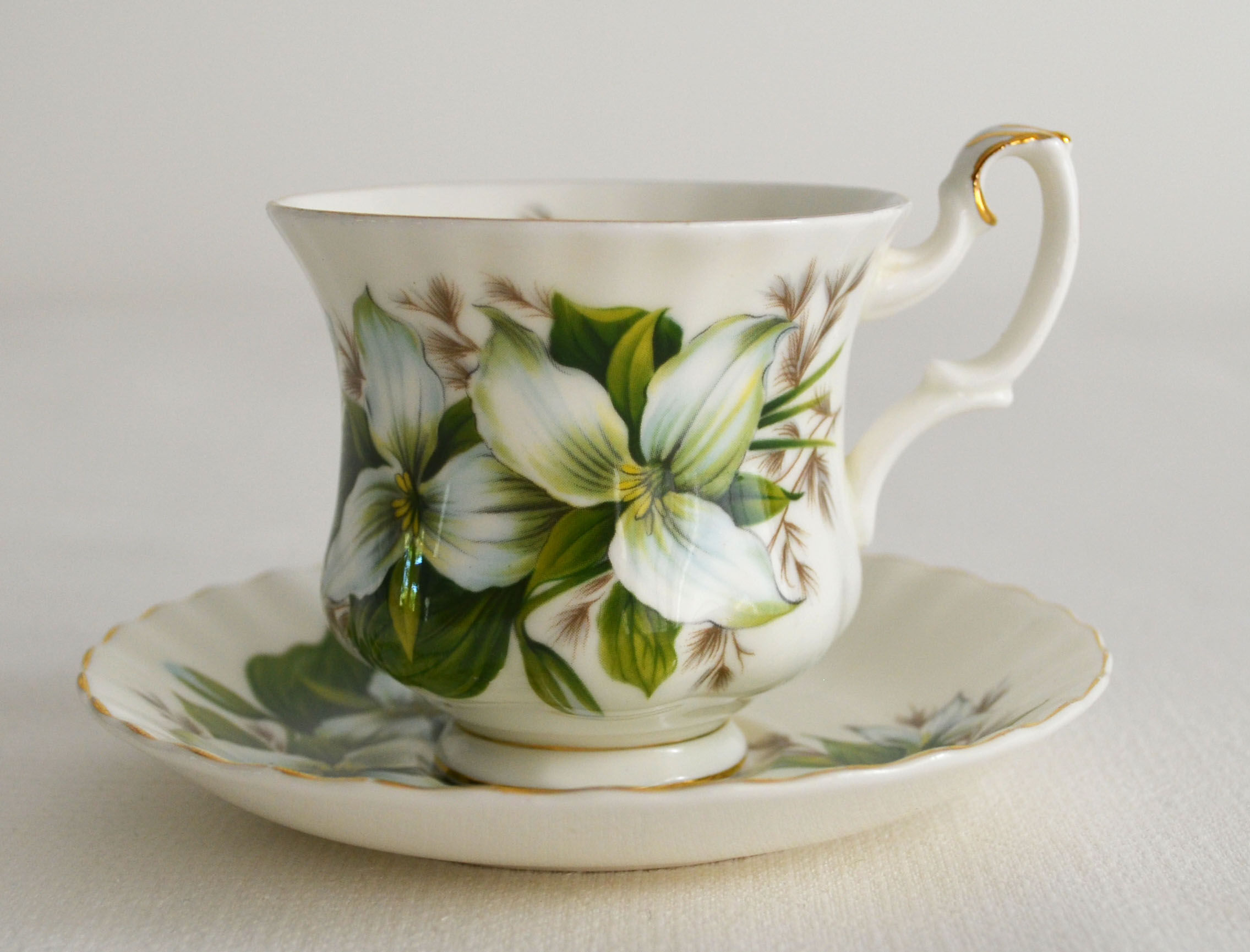 Tea cup Royal Albert English porcelain "Trillium"