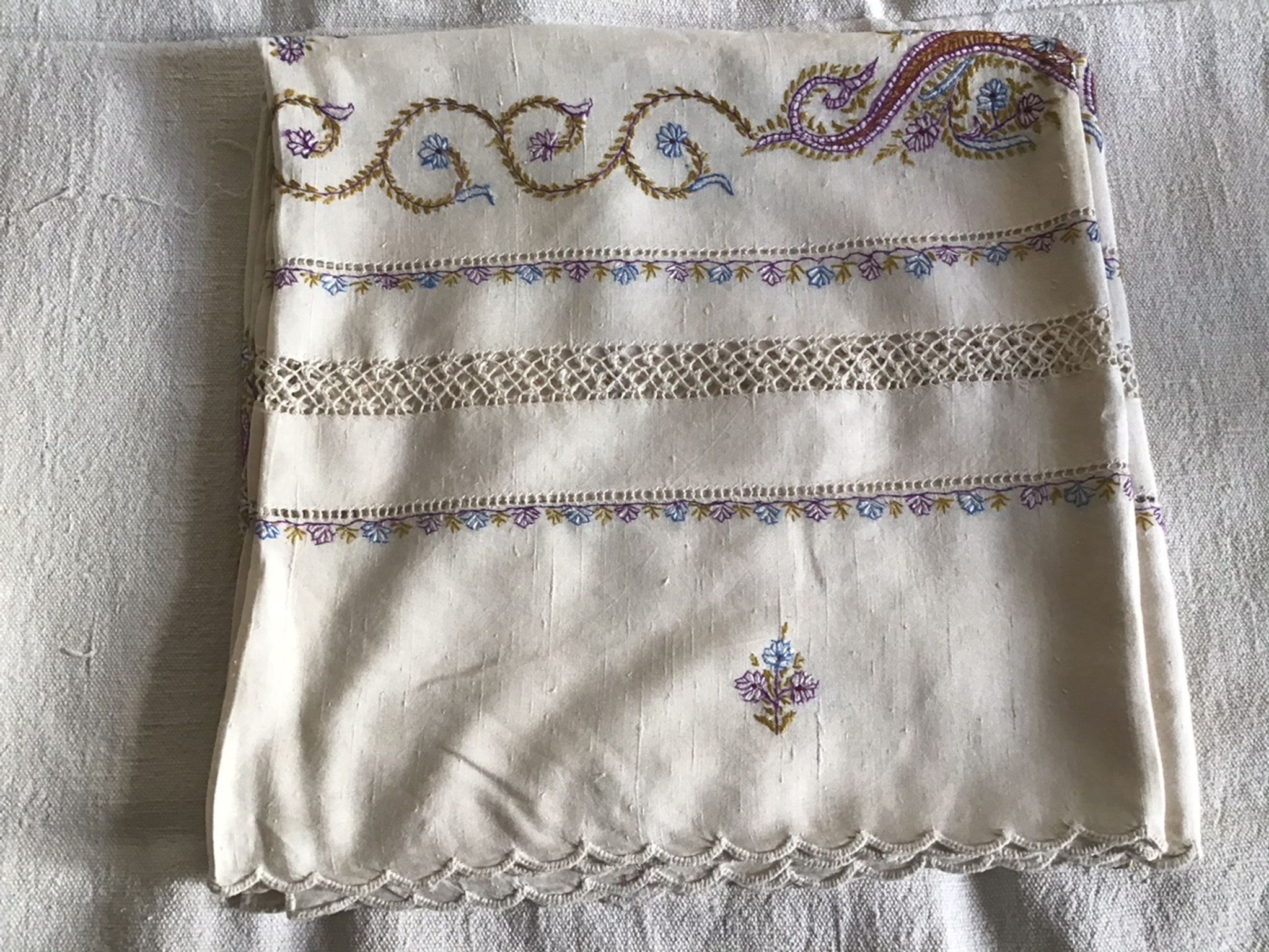 Nappe et serviettes en soie grège brodée de motifs cachemires  en couleur