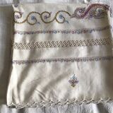 Nappe et serviettes en soie grège brodée de motifs cachemires  en couleur