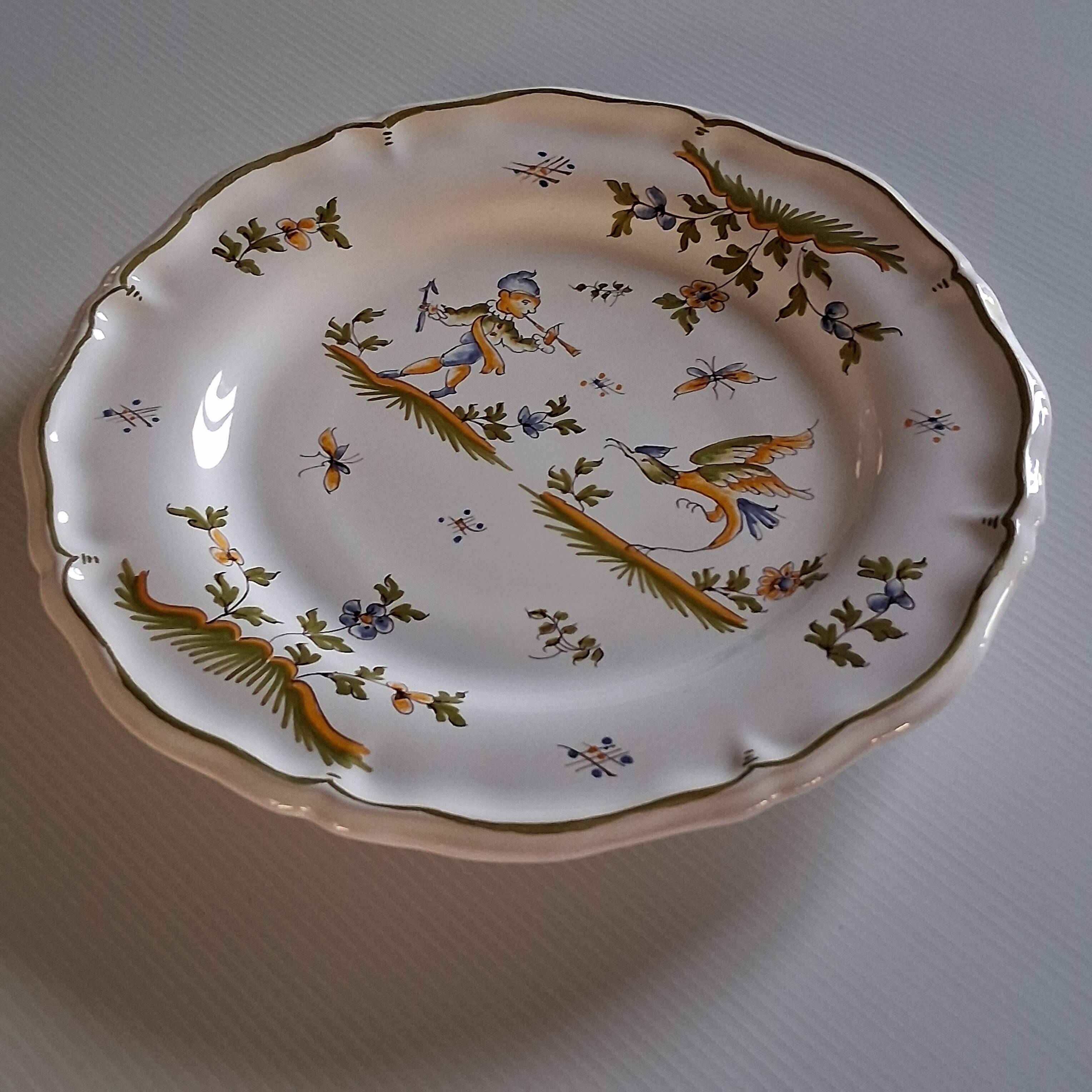 Moustiers scalloped plate in very good condition.