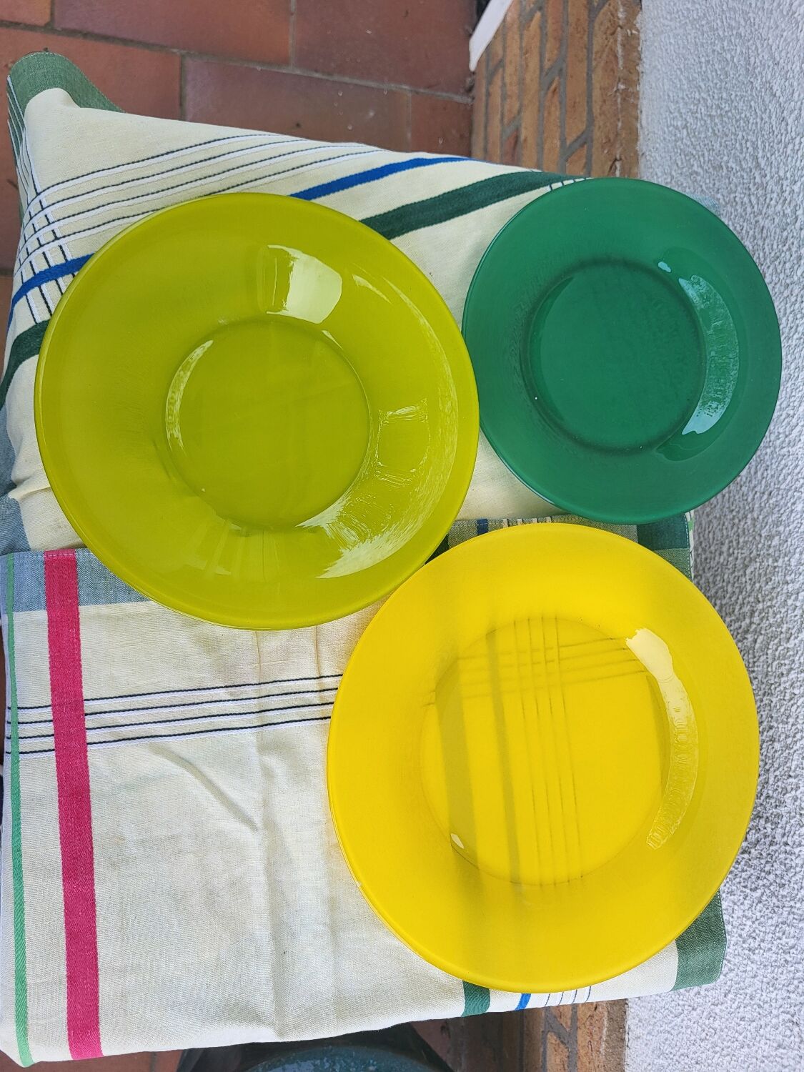 18 assiettes Memphis