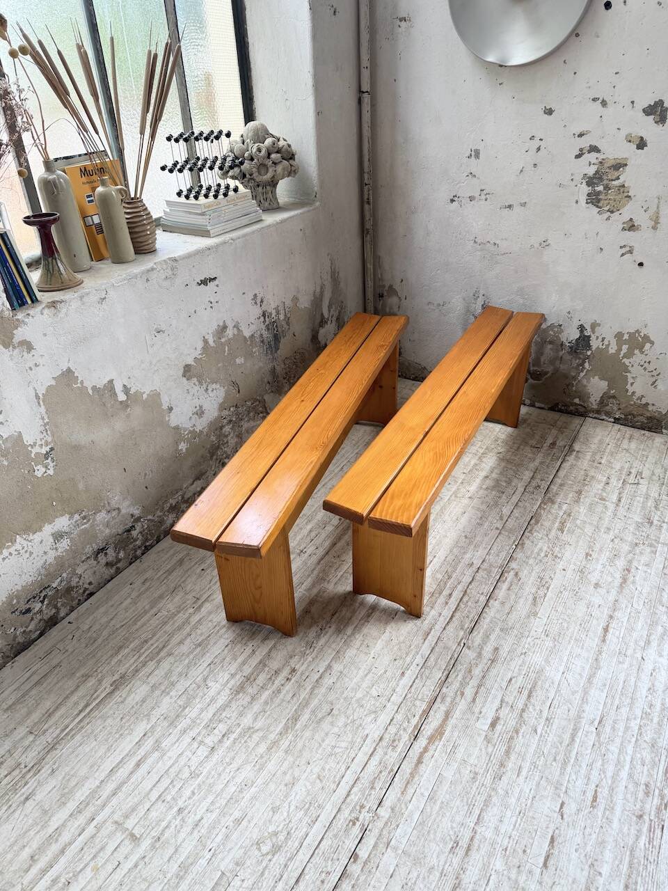 Paire de bancs en pin Charlotte Perriand Les arcs