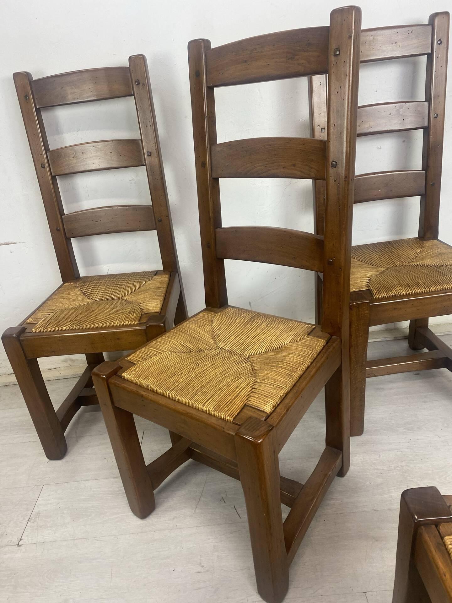 Chaises brutaliste 