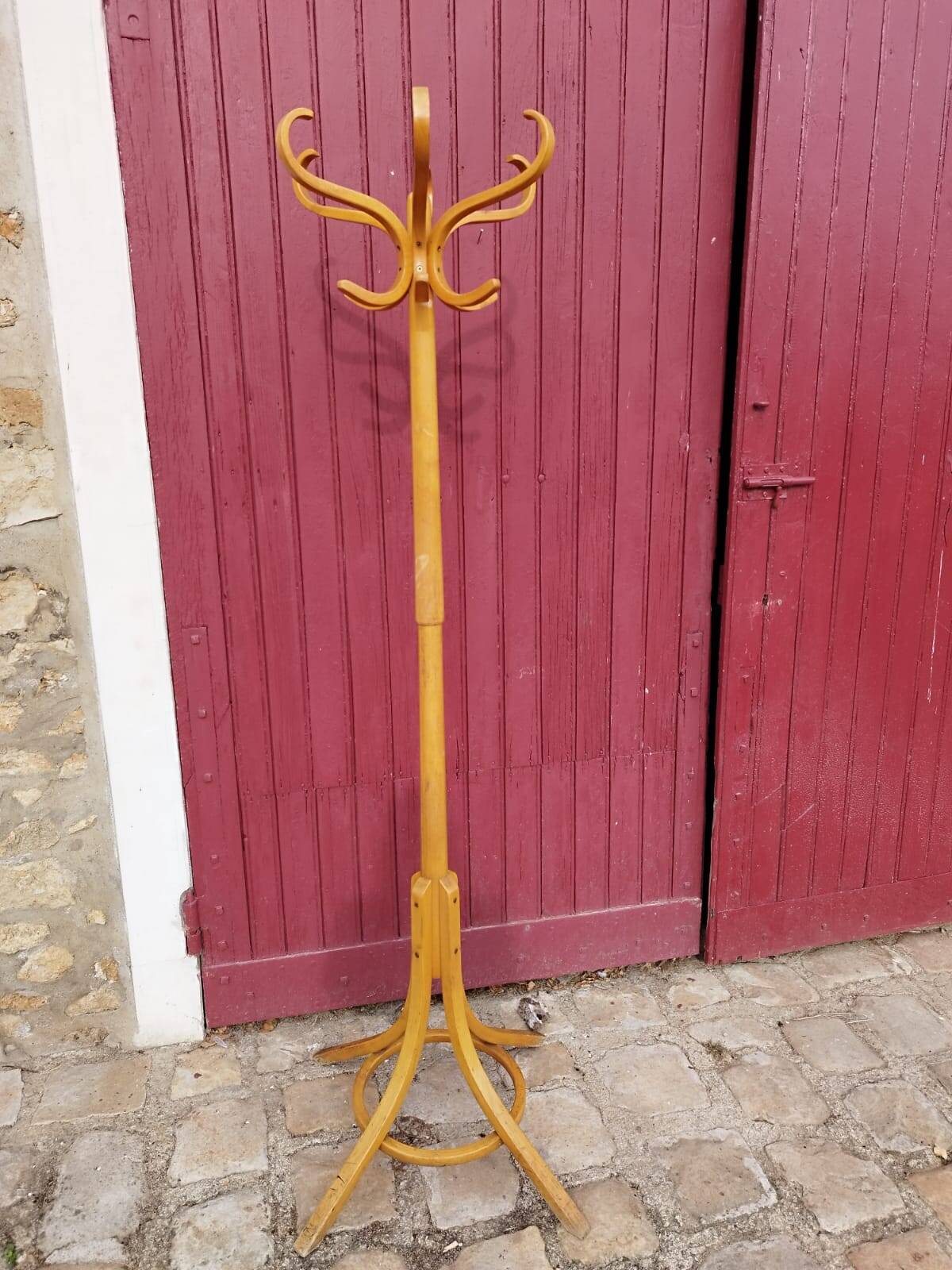 Baumann style parrot coat rack