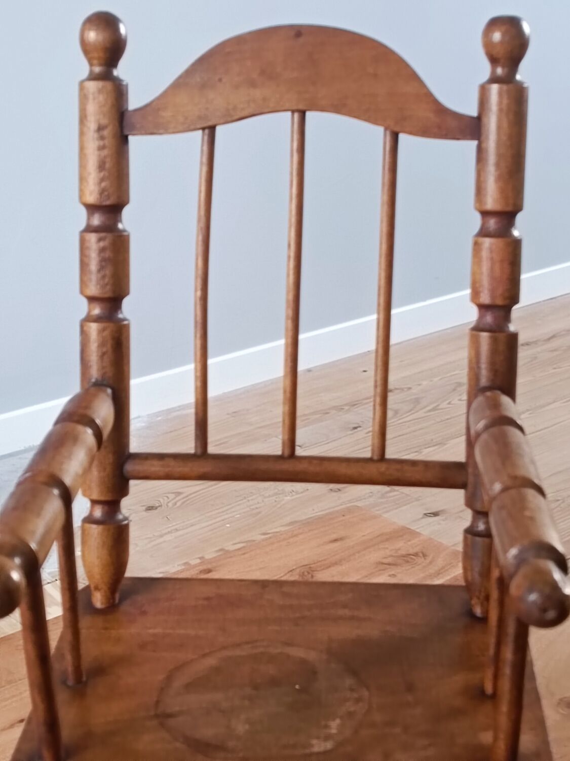 Chaise de poupée en bois