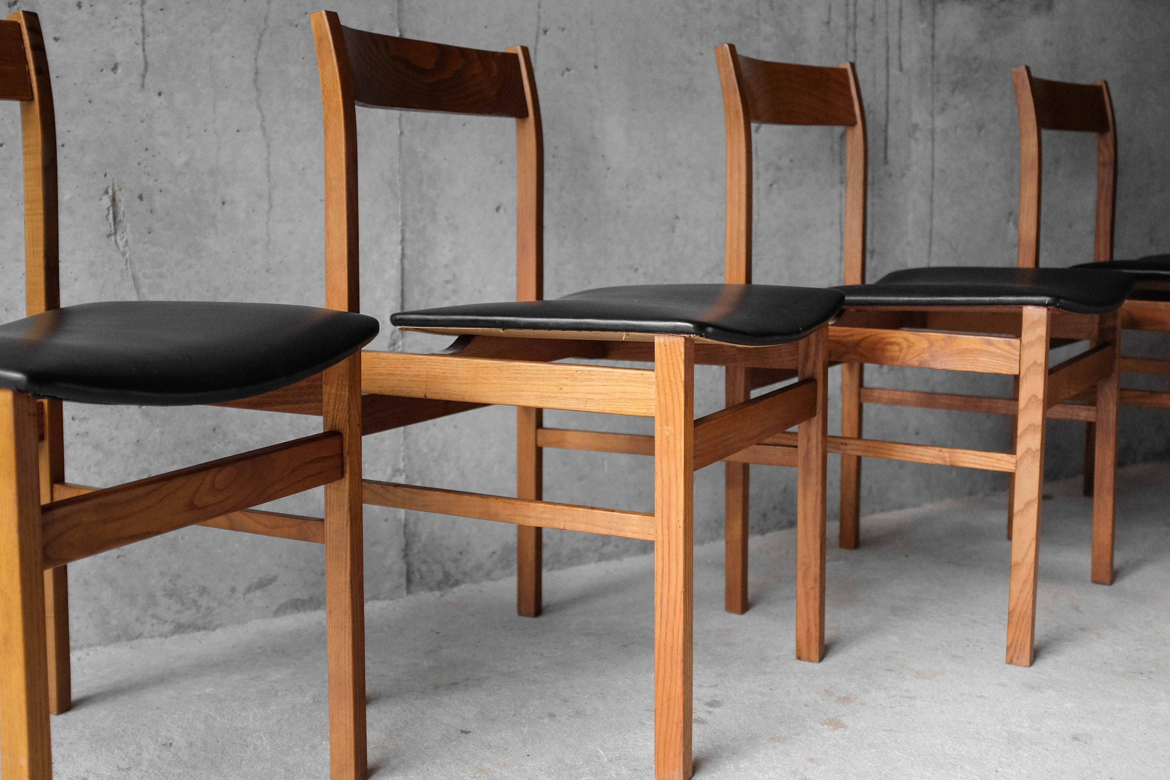 Table and 4 chairs 60