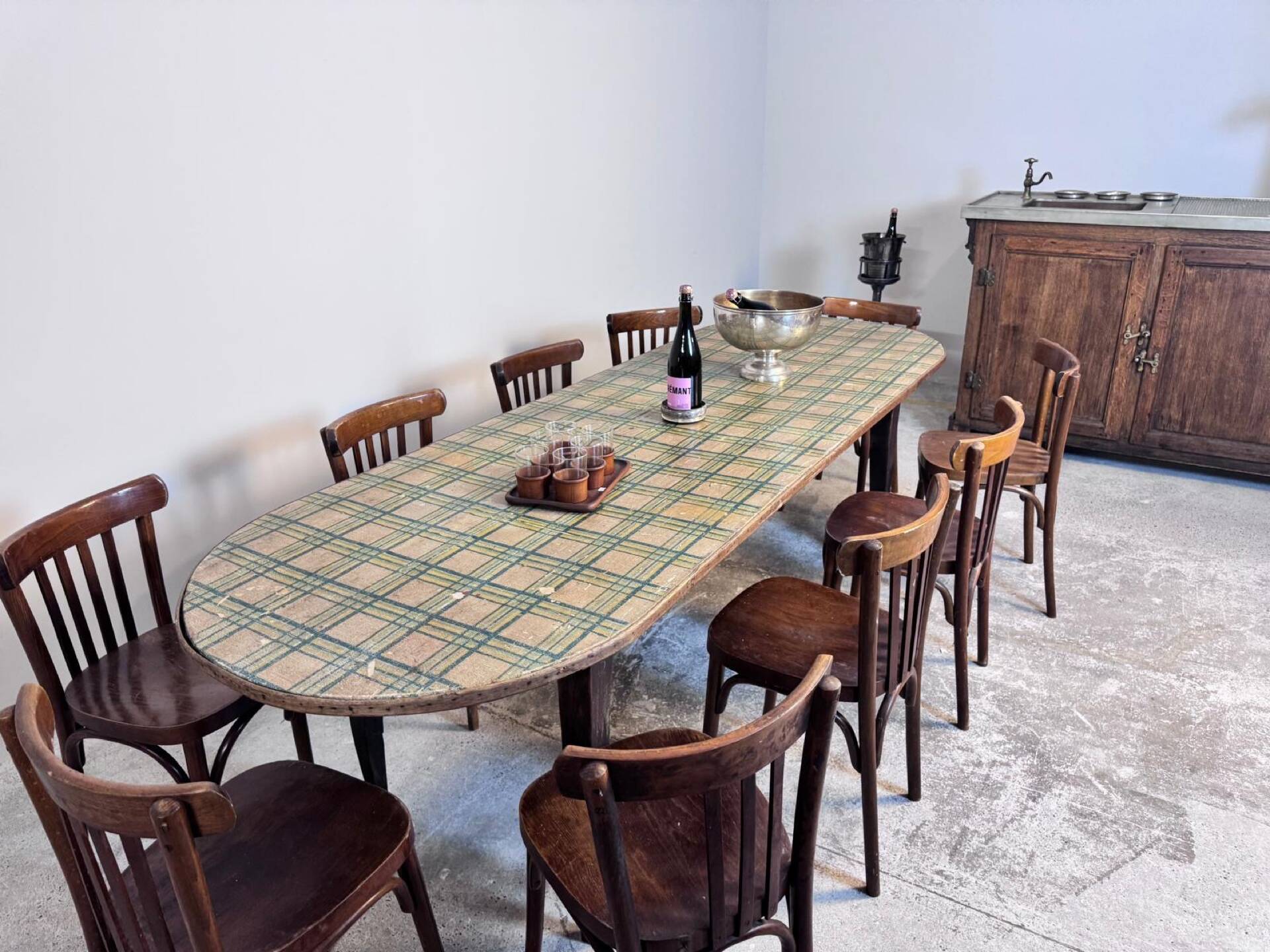 Large oval bistro table dimensions 255 cm