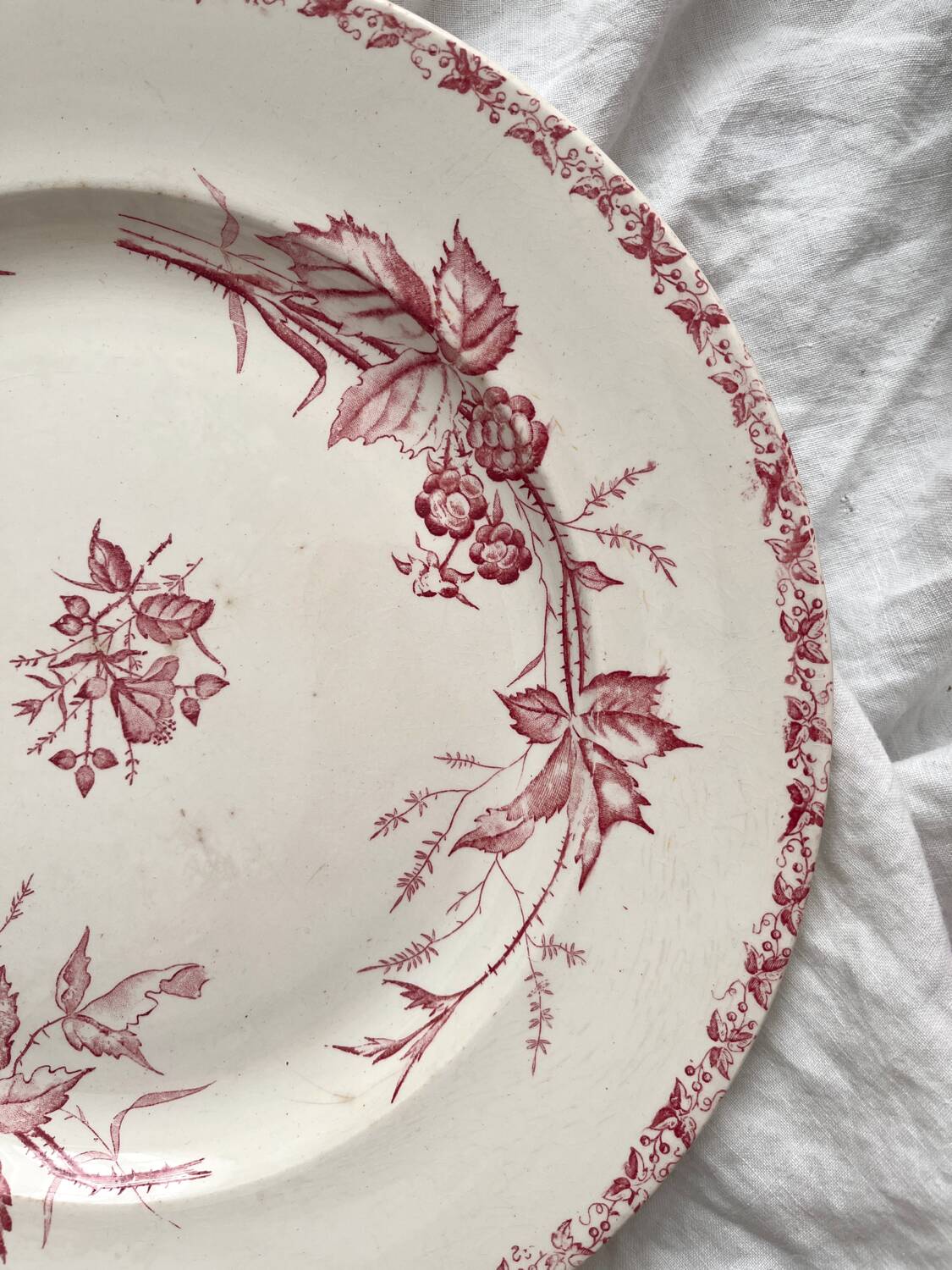 Round ironstone dish “Mûre” Badonviller