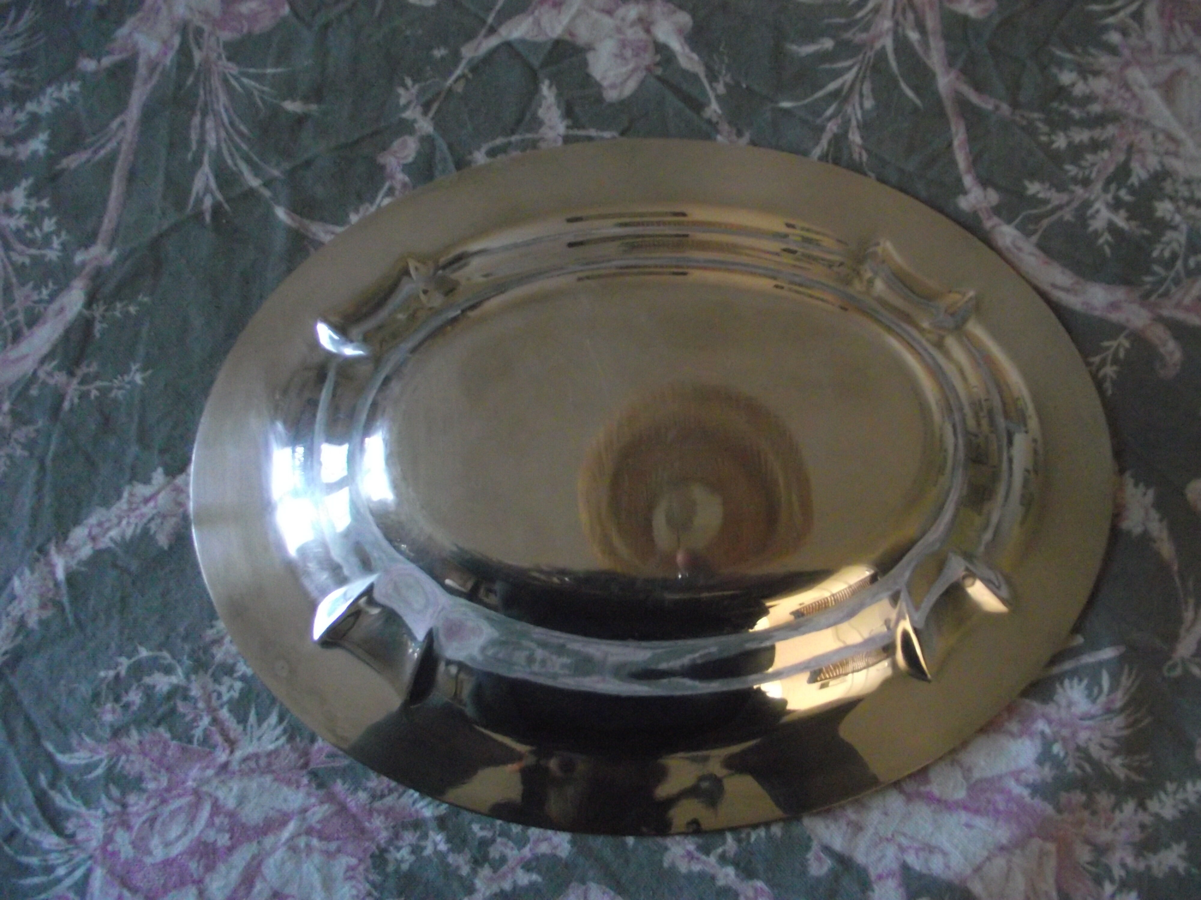 Silver metal silver metal silver bread basket bead.