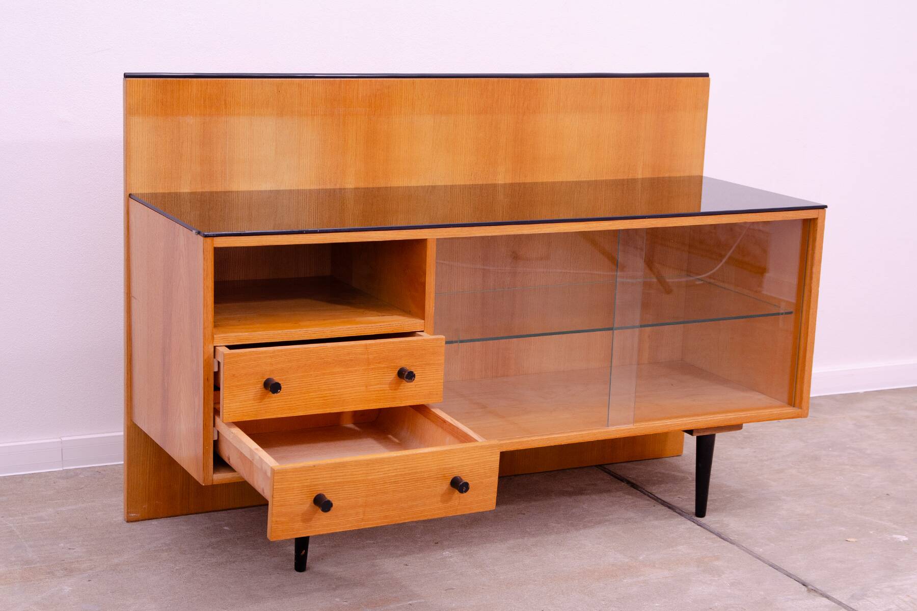 Armoire-bibliothèque vitrée vintage par Mojmír Požár, Tchécoslovaquie, 1960