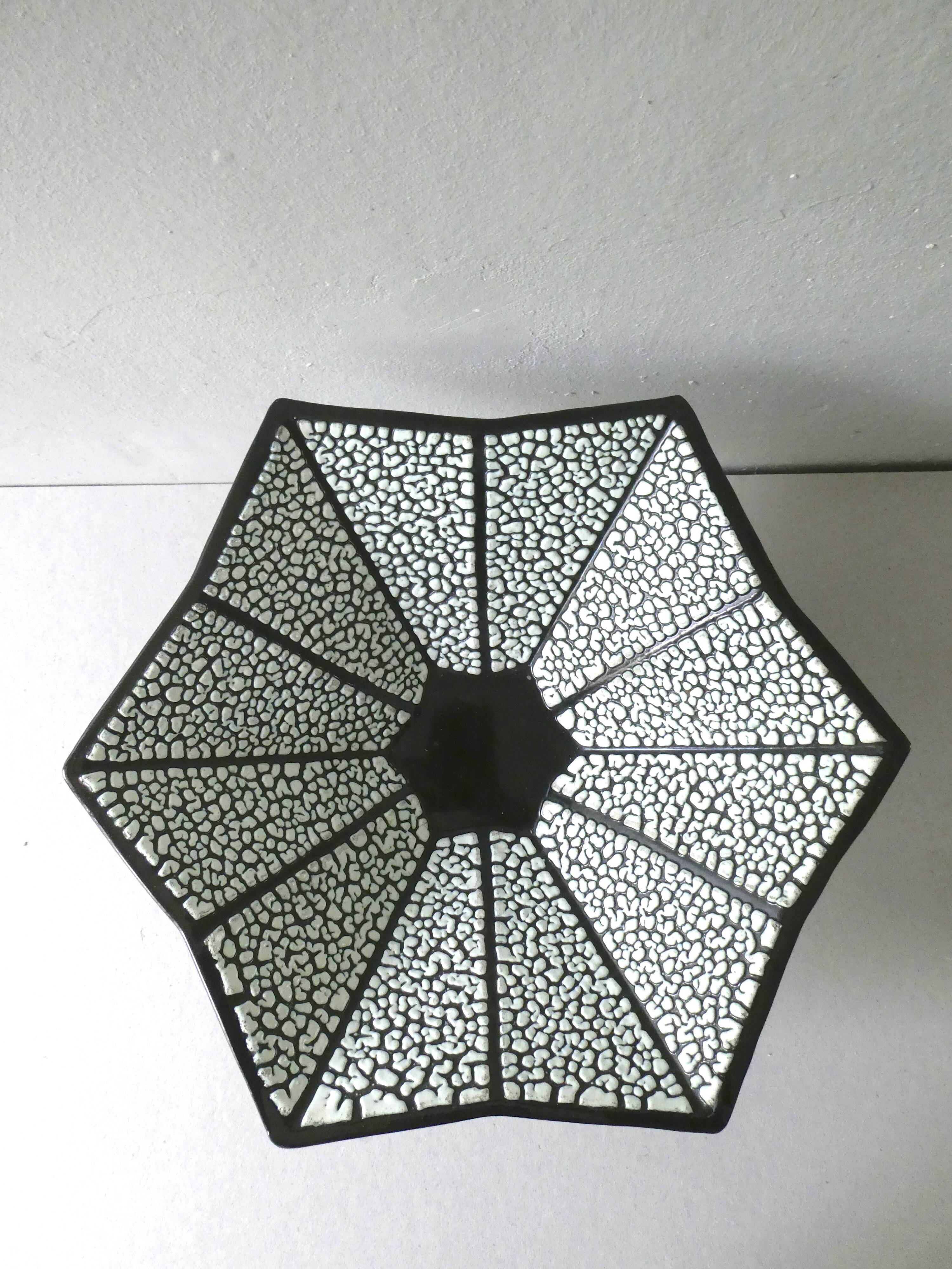 Coupe Art Deco en céramique noire et crispée, France, Saint Clément