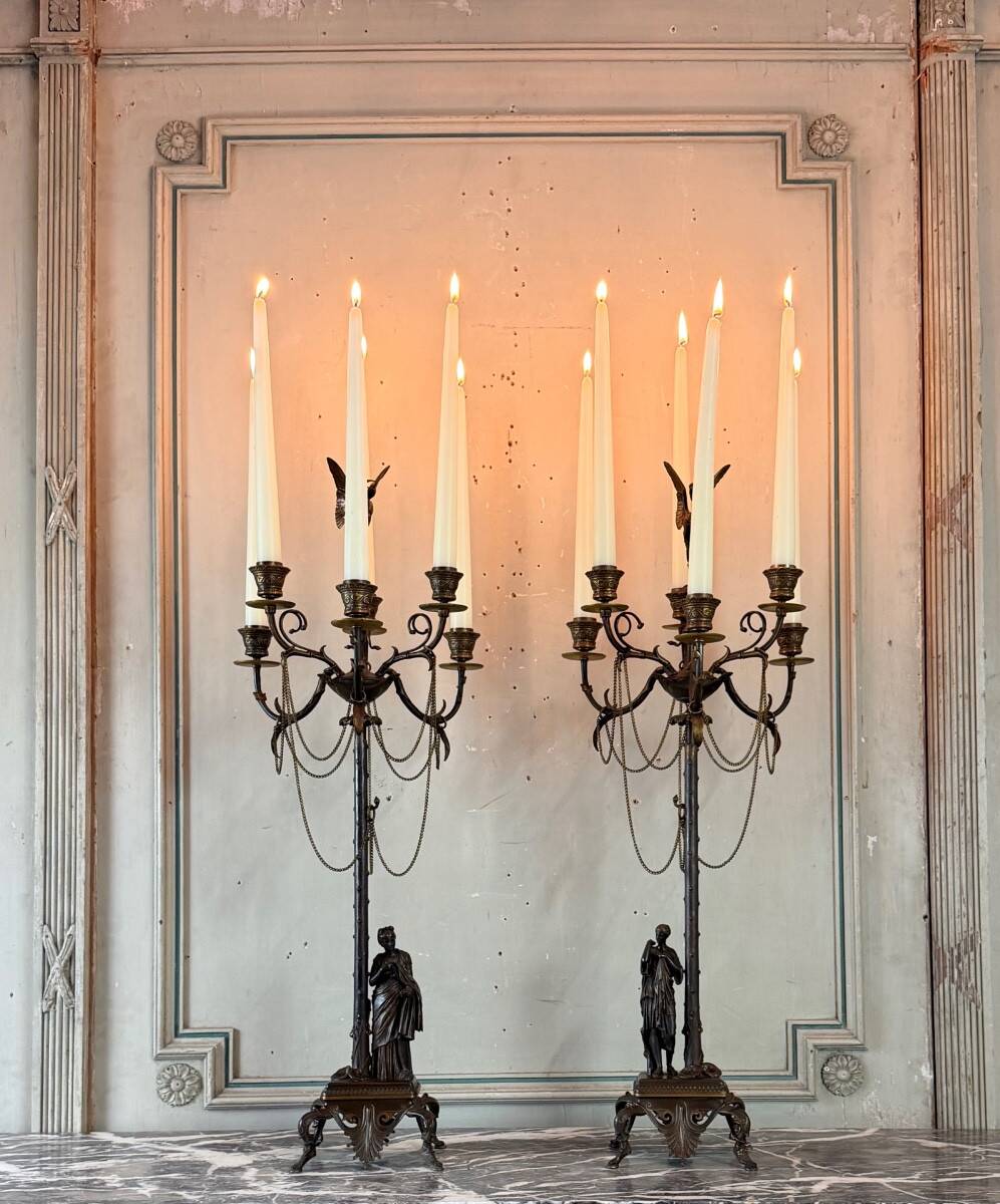 Paire de candélabres en bronze doré et patine médaille à six bras de lumière vers 1880