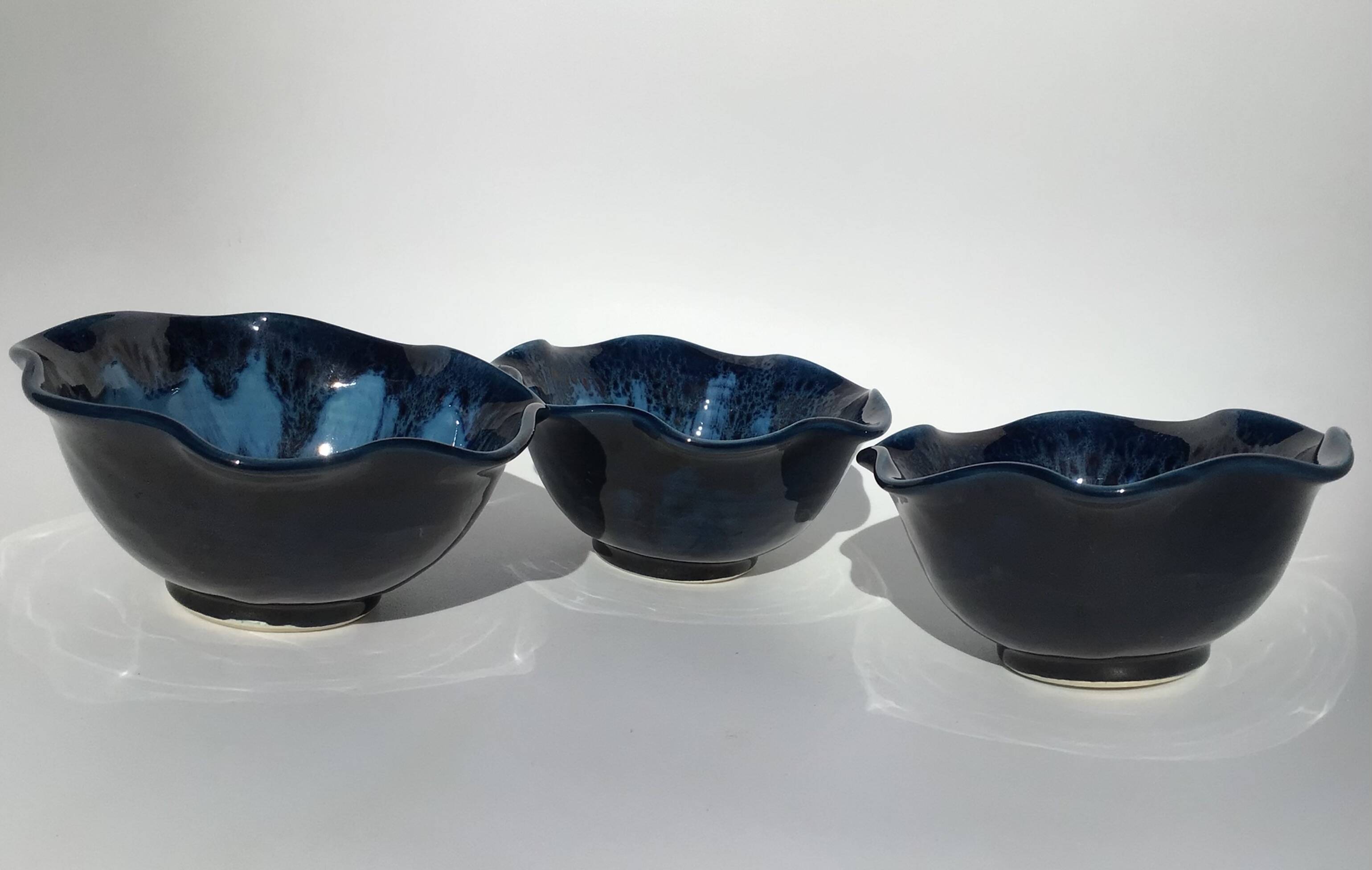 3 Vallauris Cups deep blue wavy edge