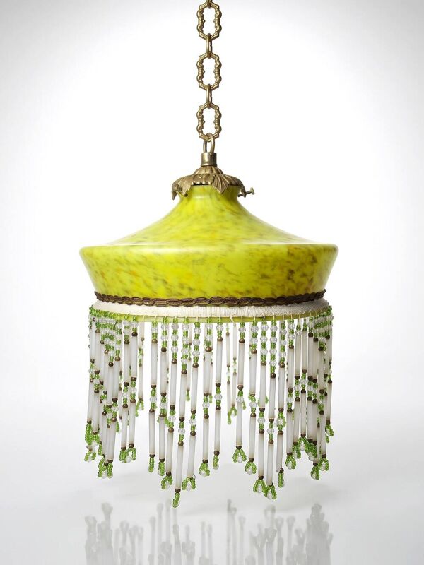 Abat-jour ancien Art déco en verre marmoréen jaune à franges de perles