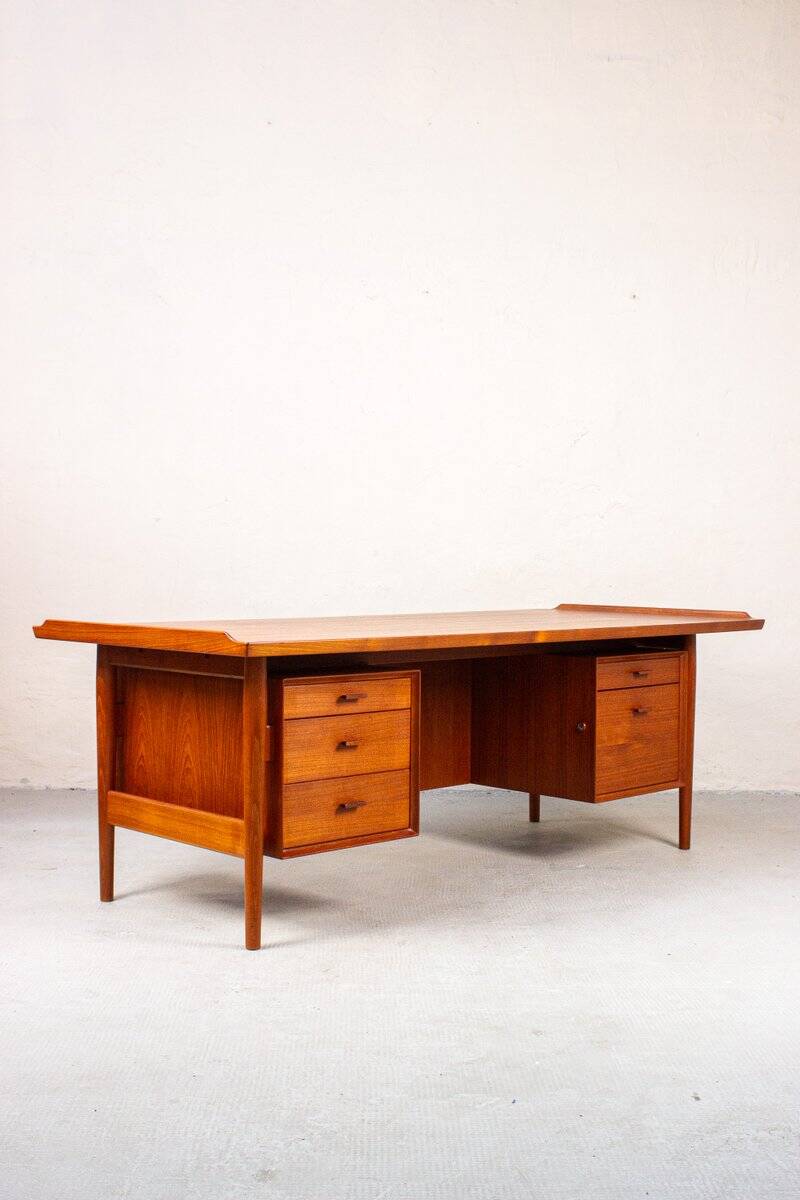 Danish mid-century desk model 207 in teak by Arne Vodder for Sibast, 1960s.