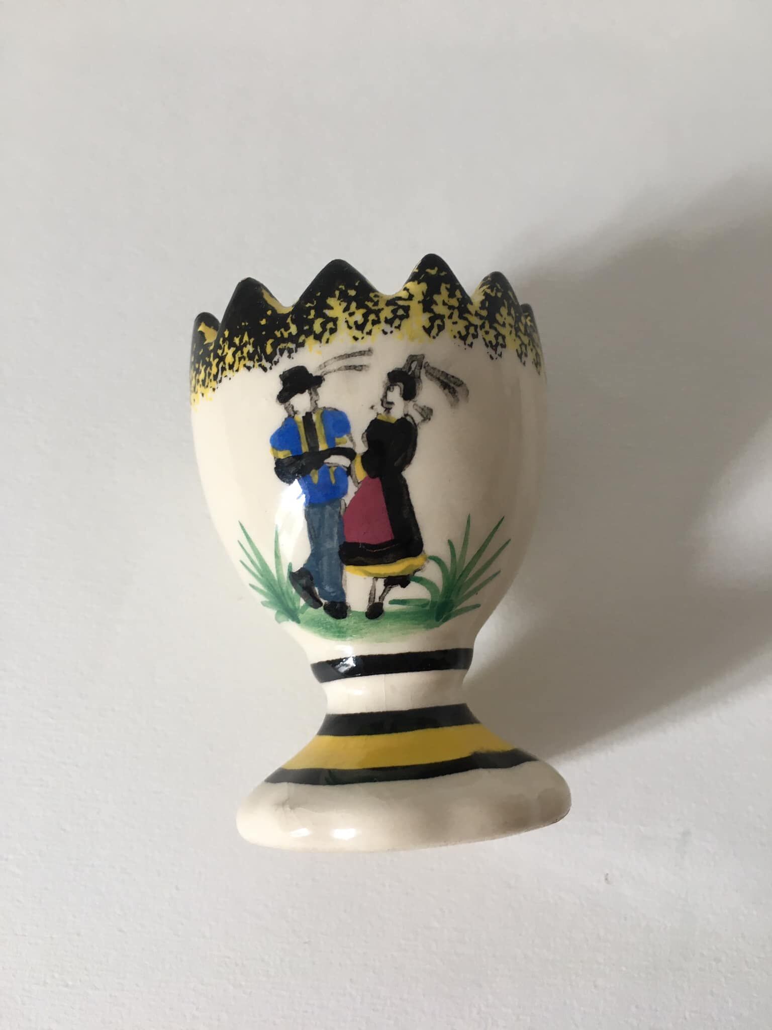 4 coquetiers dépareillés en porcelaine (3 signés : Henriot Quimper, JR Sarlat, et Alain Blanchard)