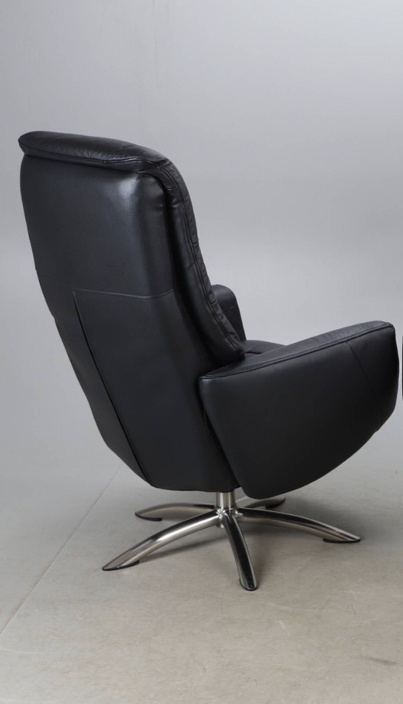 Modern Black Leather Swivel Armchair — Chrome Base — 2000s — H 107 cm