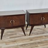 Paire de tables de chevet en acajou avec poignées en verre et laiton