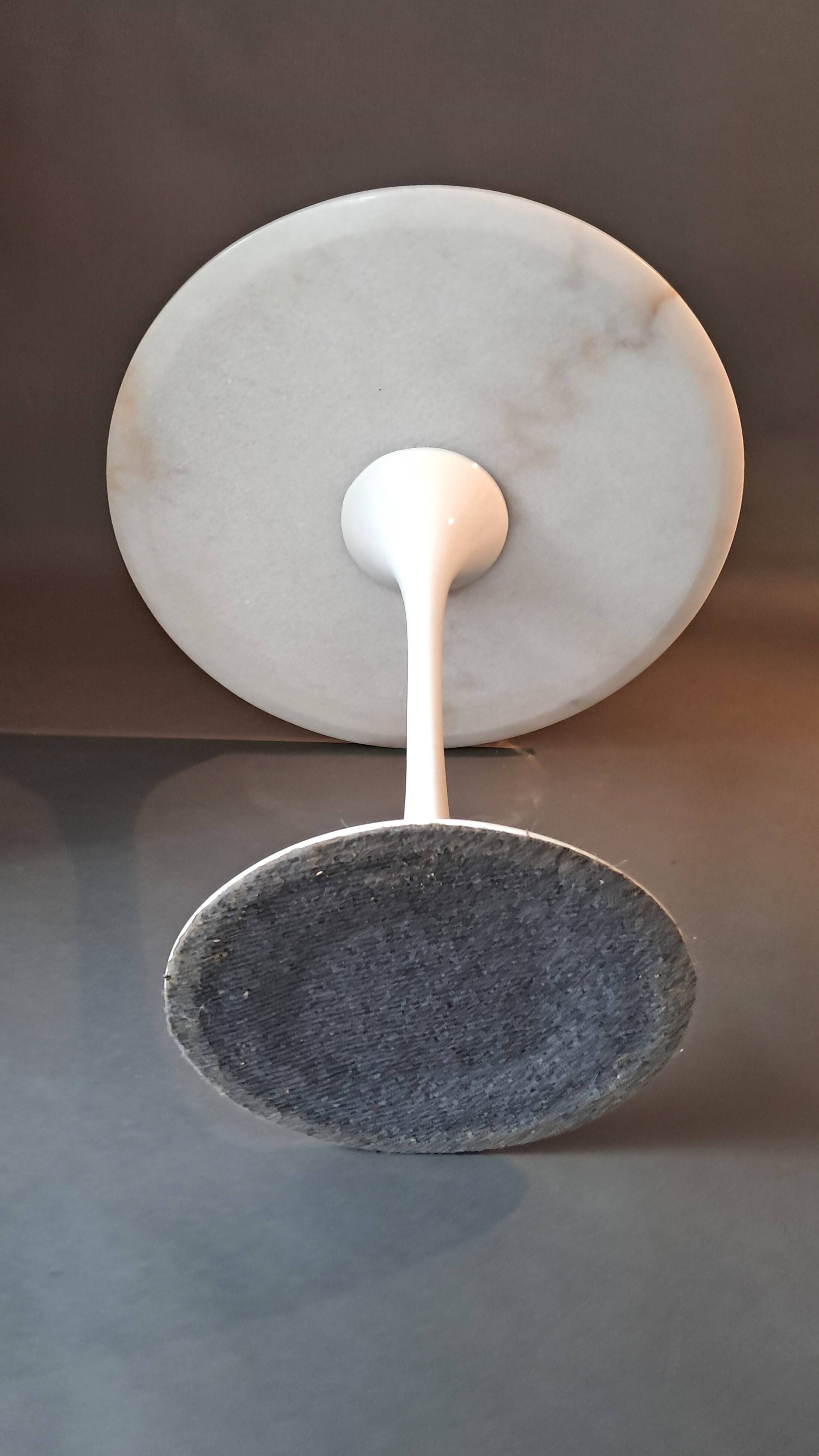 Tulip pedestal table in veined white marble and cast aluminum base, 1970/1980