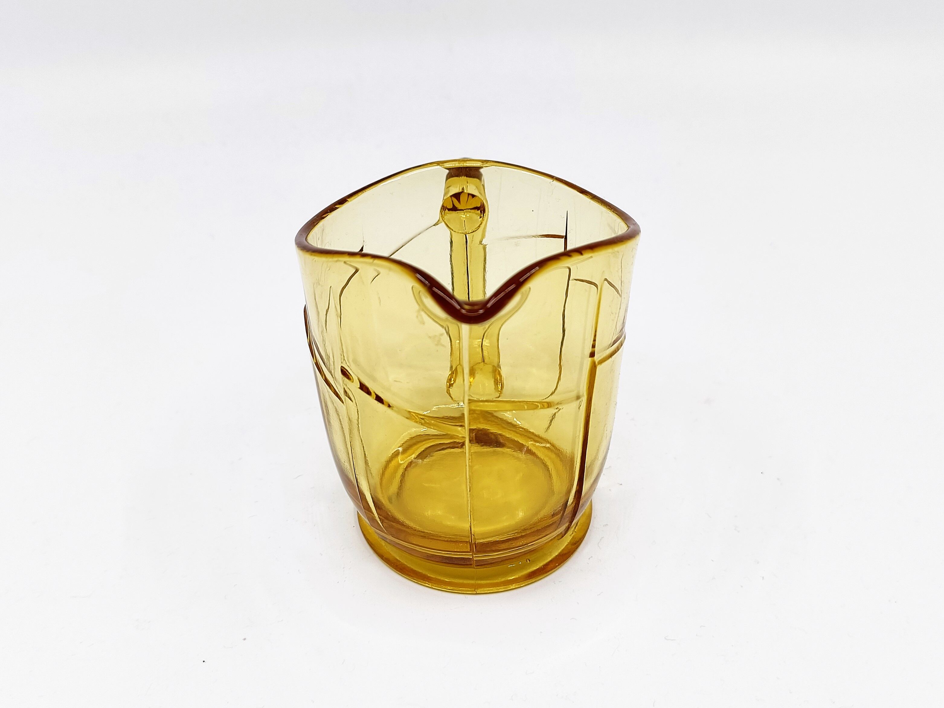 Petit pichet en verre jaune ambré de style art déco