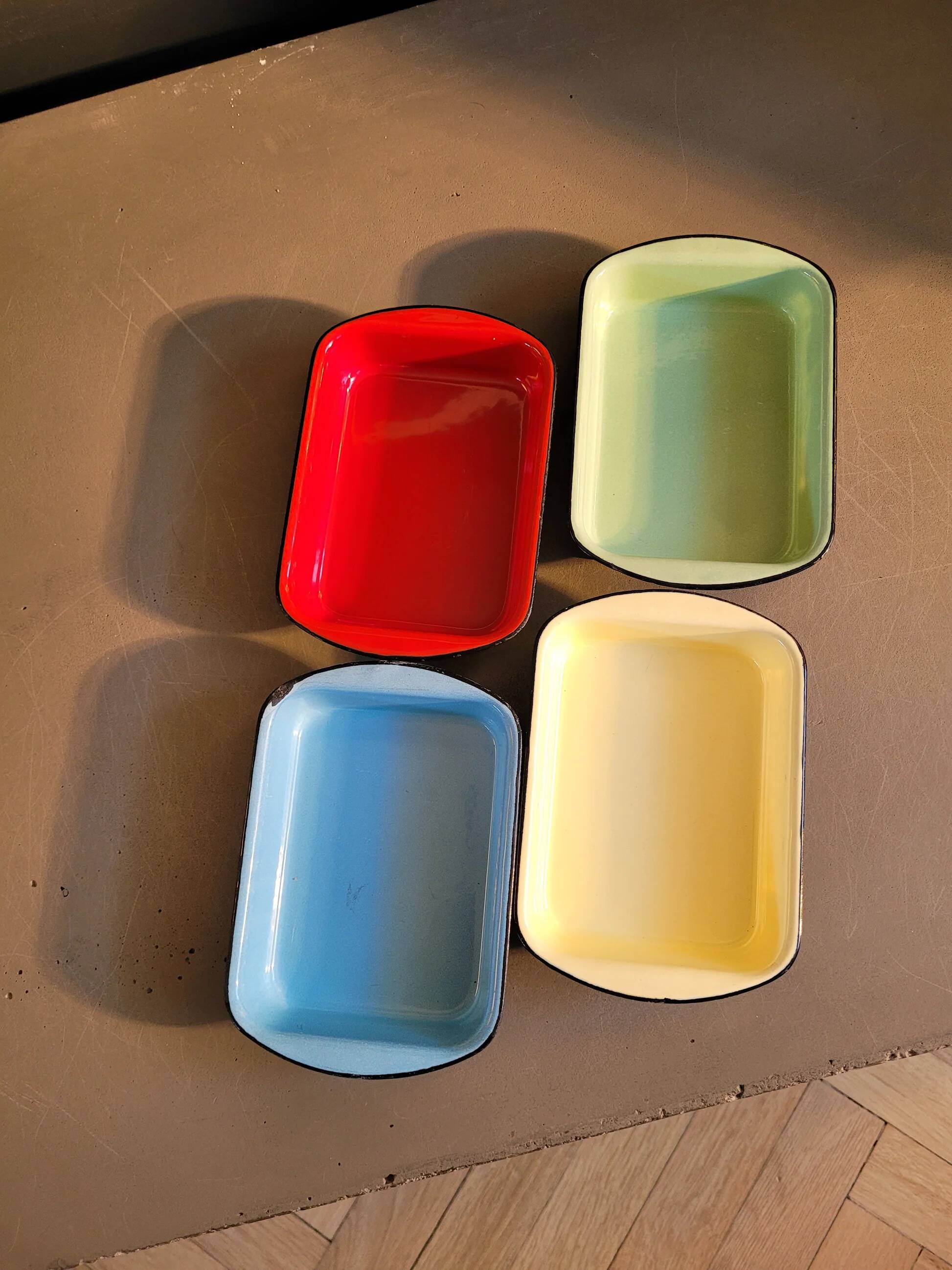 Lot de 4 raviers / plats en fonte émaillée