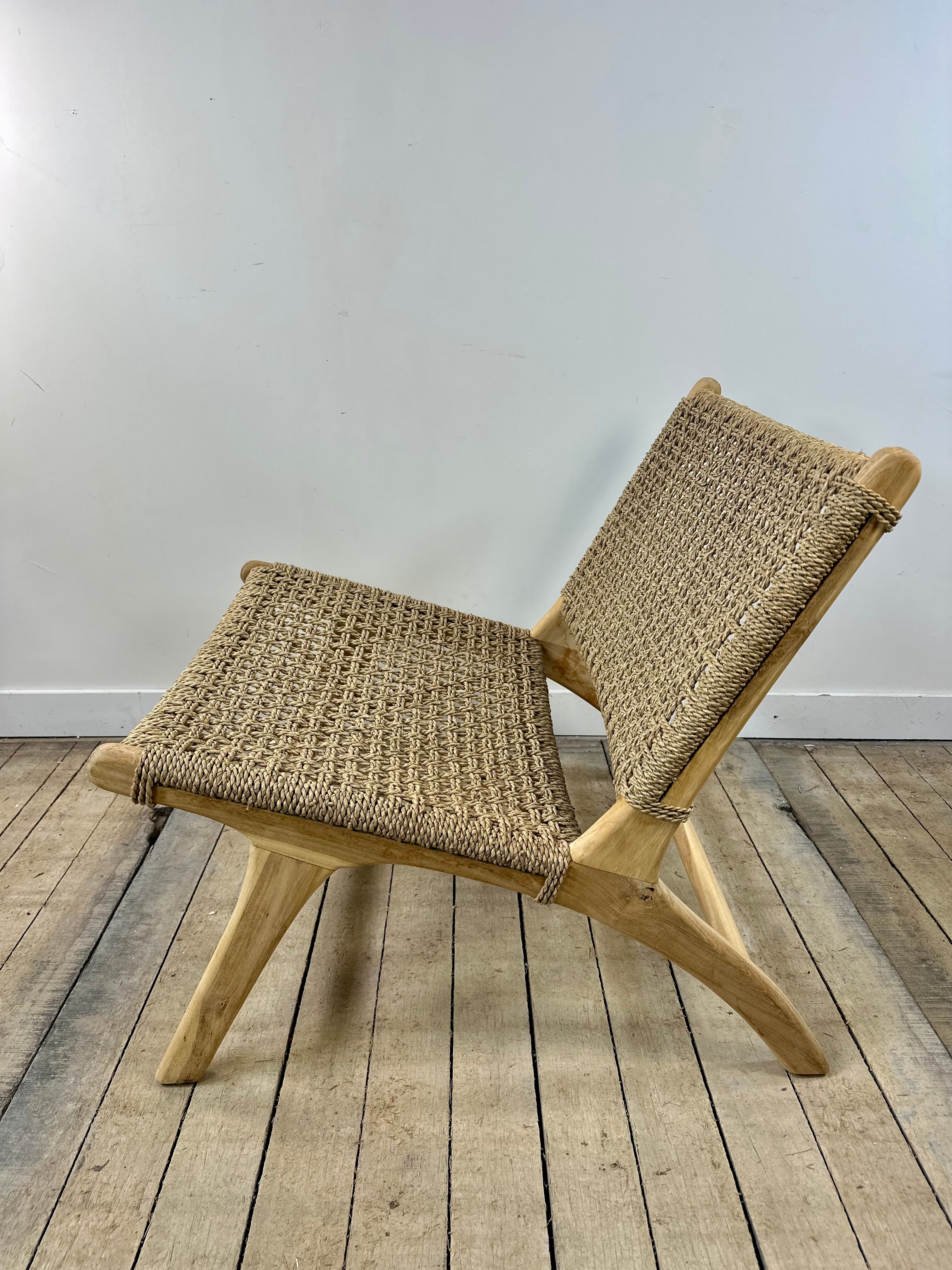 Fauteuil lounge en teck massif et jonc de mer tressé, années 2000