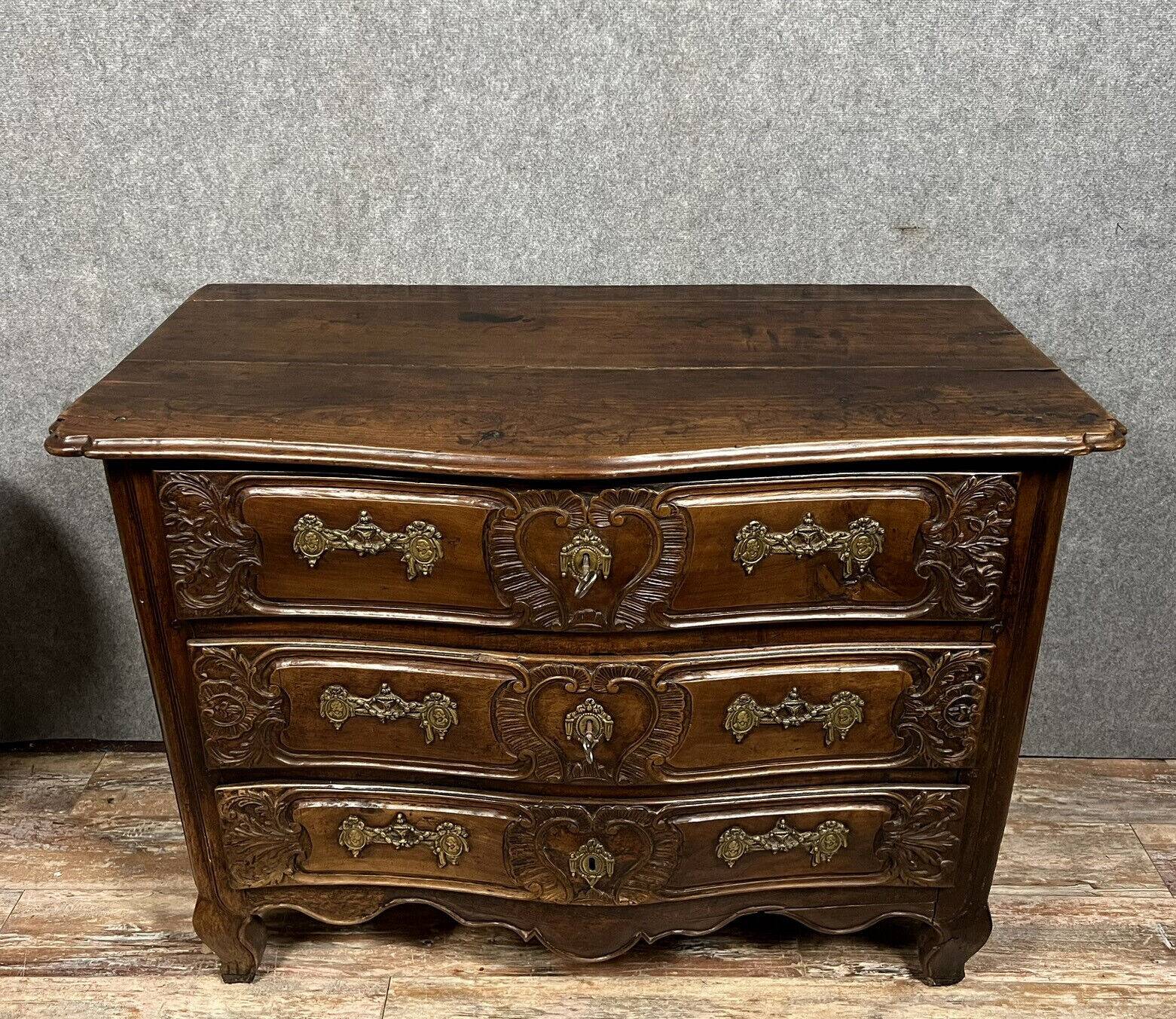 important curved Lyonnaise chest of drawers Louis XV period in solid walnut circa 1750