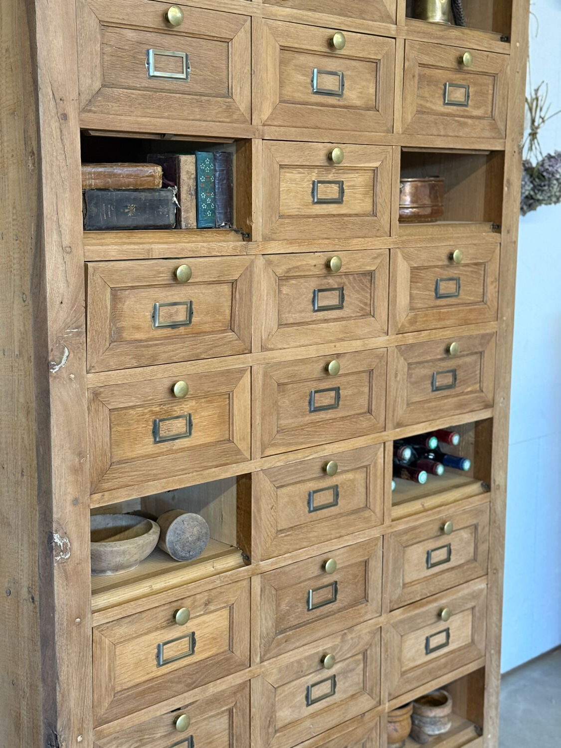 Notary cabinet with drawers