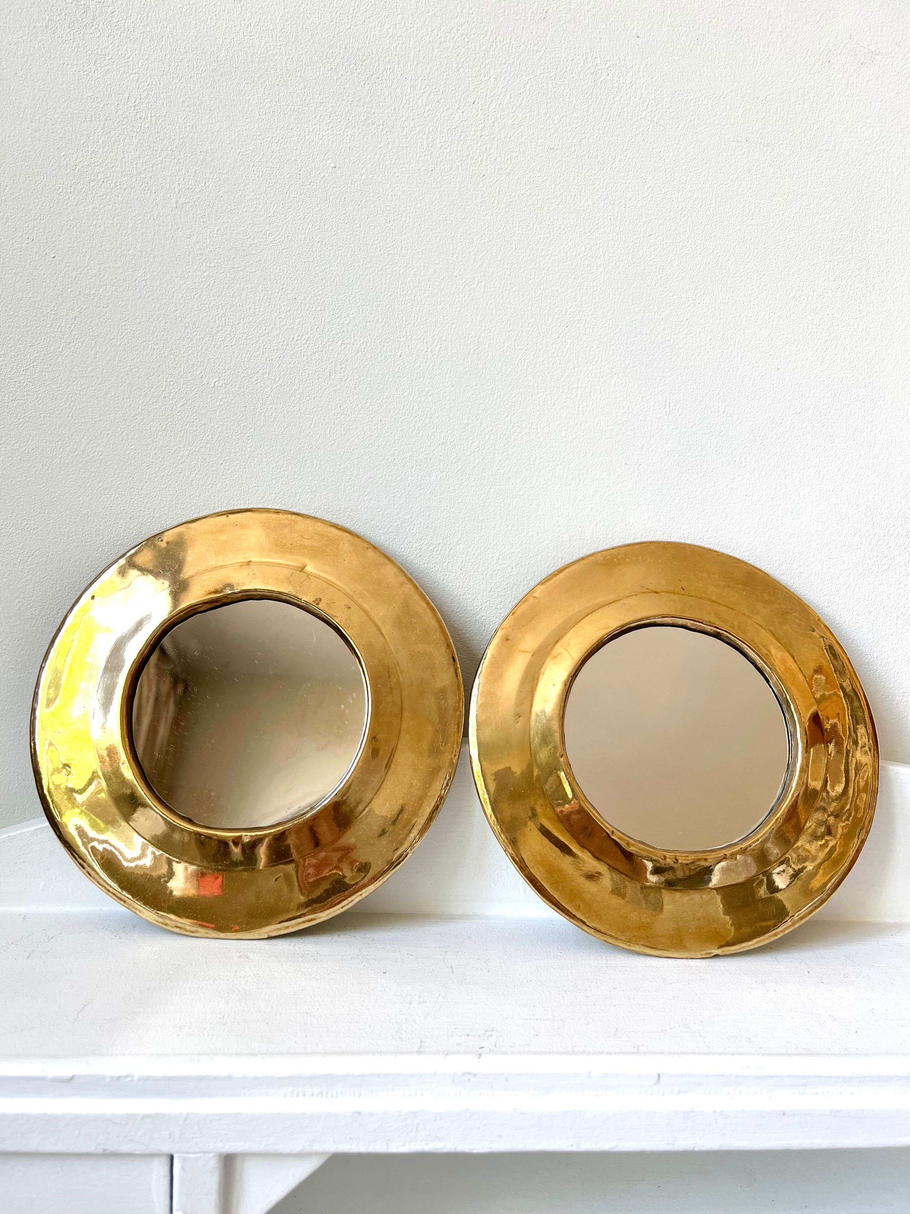 Round mirrors strapping in vintage gilded brass