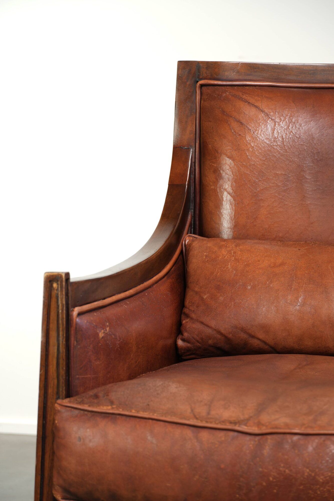 Sheepskin Art Deco design armchair with a comfortable seat and warm colours
