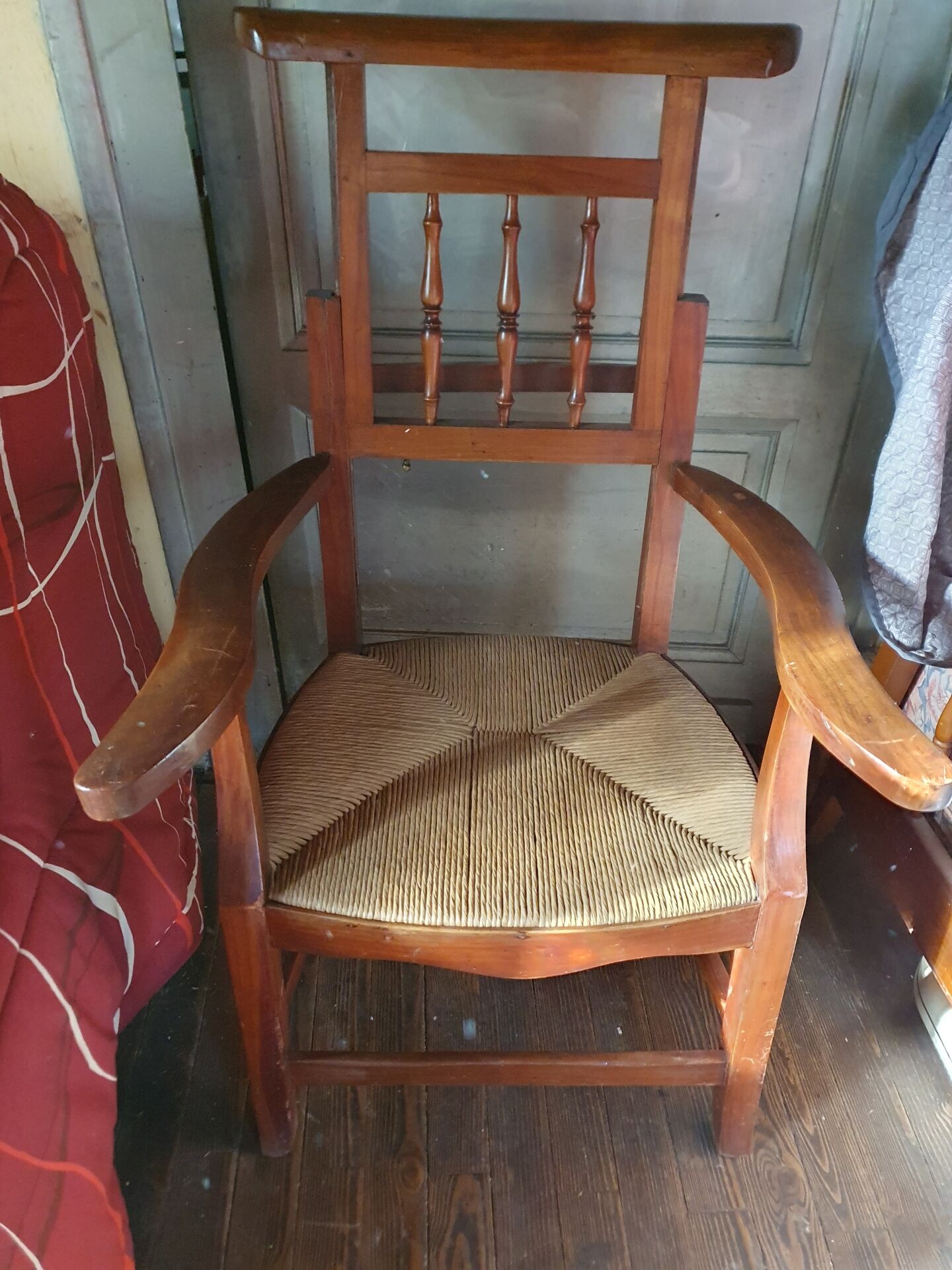 Beau fauteuil ancien au dossier haussable et assise en paille