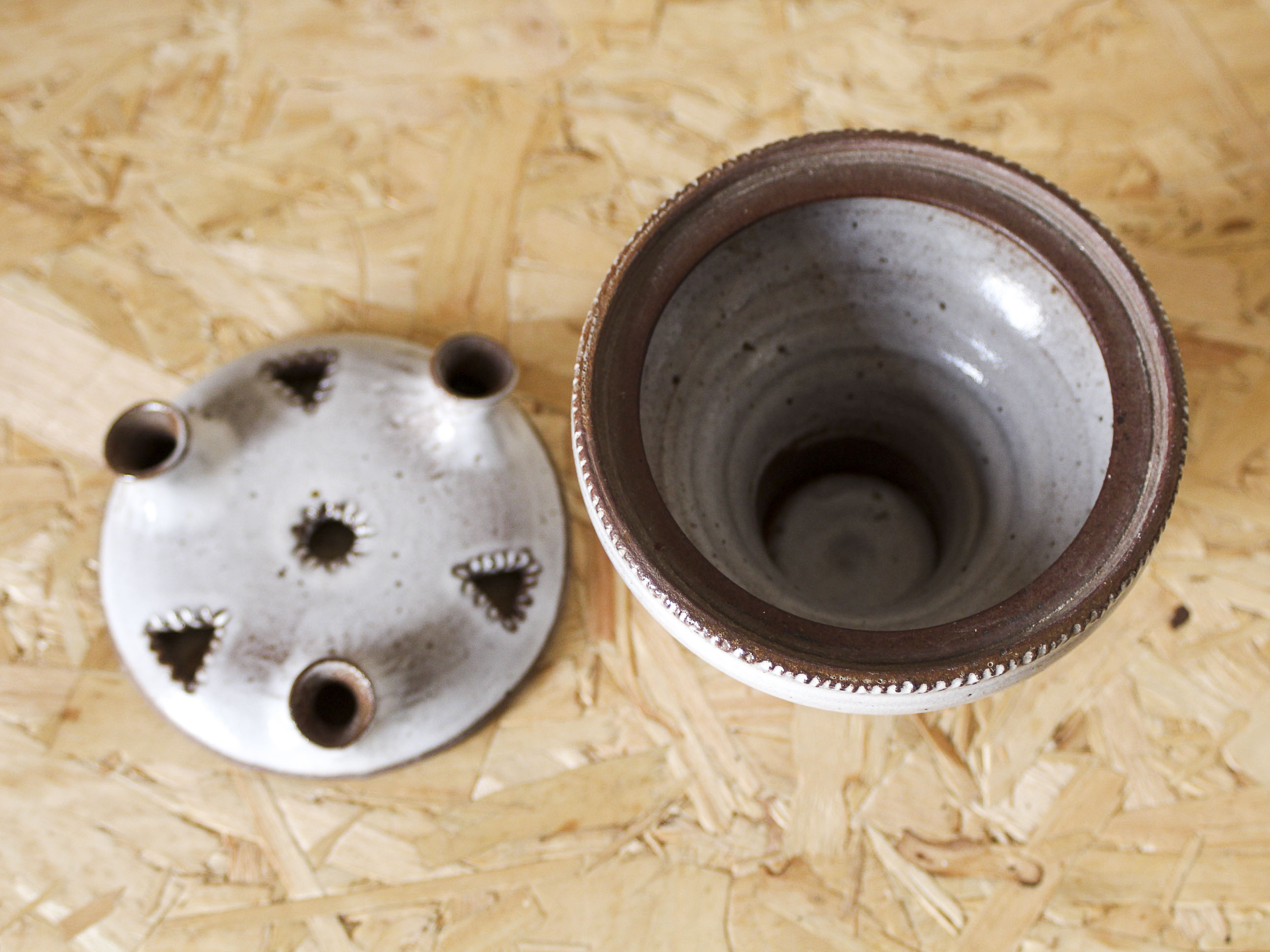 Pique flowers in glazed ceramic Jeanne and Norbert Pierlot