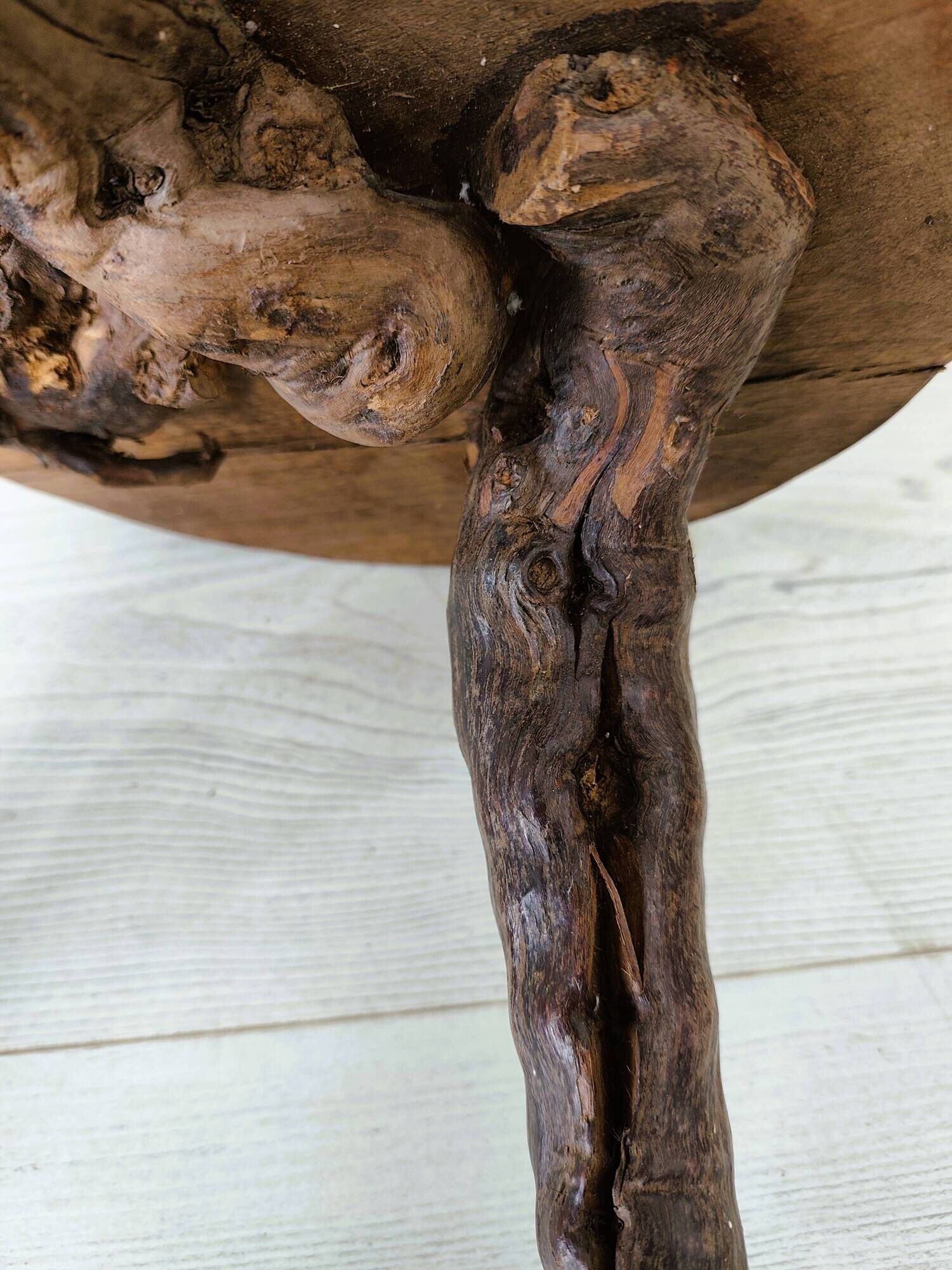 Tabouret brutaliste en ceps de vigne