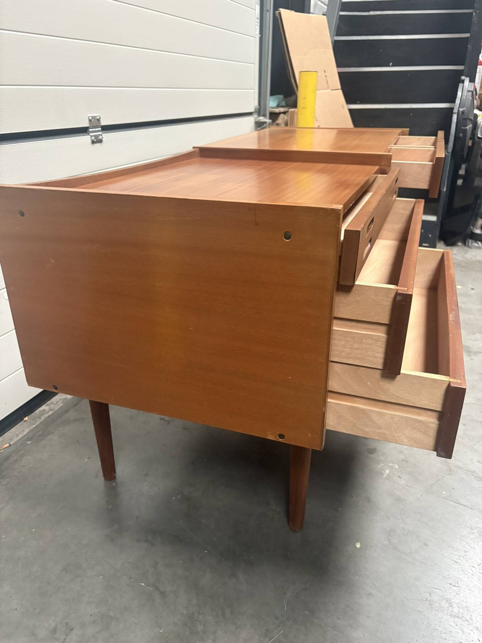 Bureau Scandinave midcentury à caisson et finition acajou