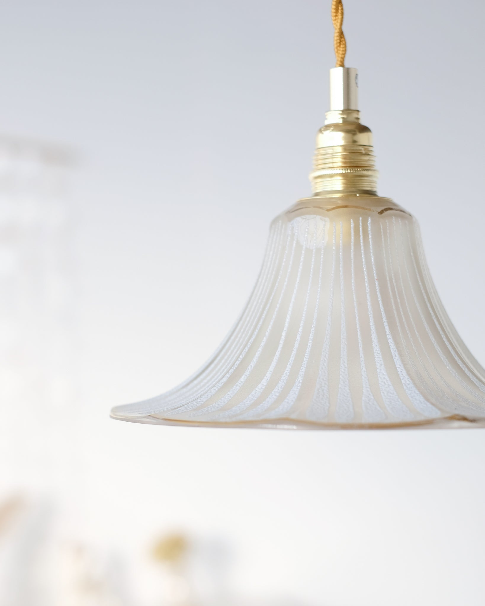Pendant lamp in engraved and gilded glass