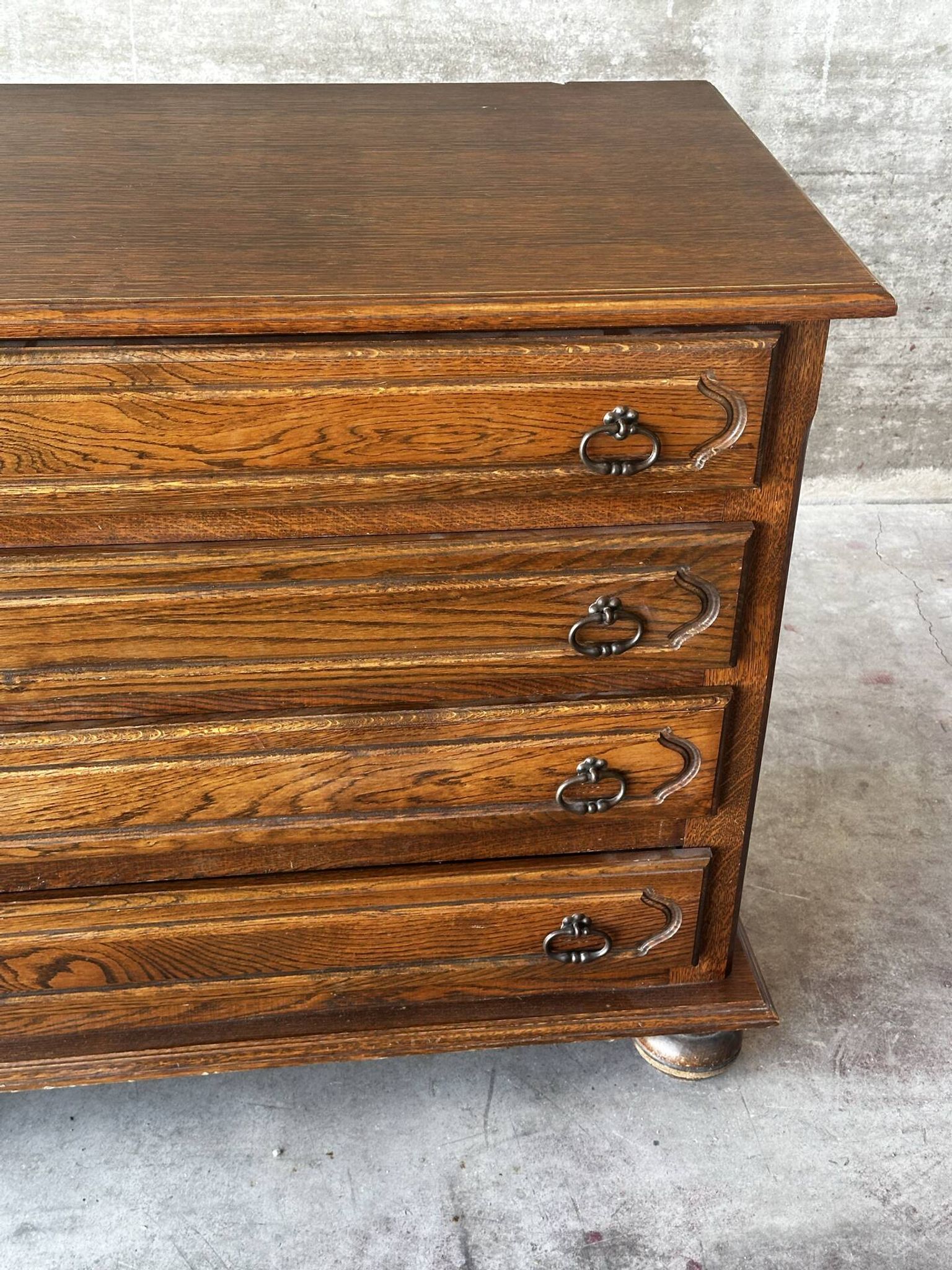 Vintage oak and veneer chest of drawers with 4 drawers.